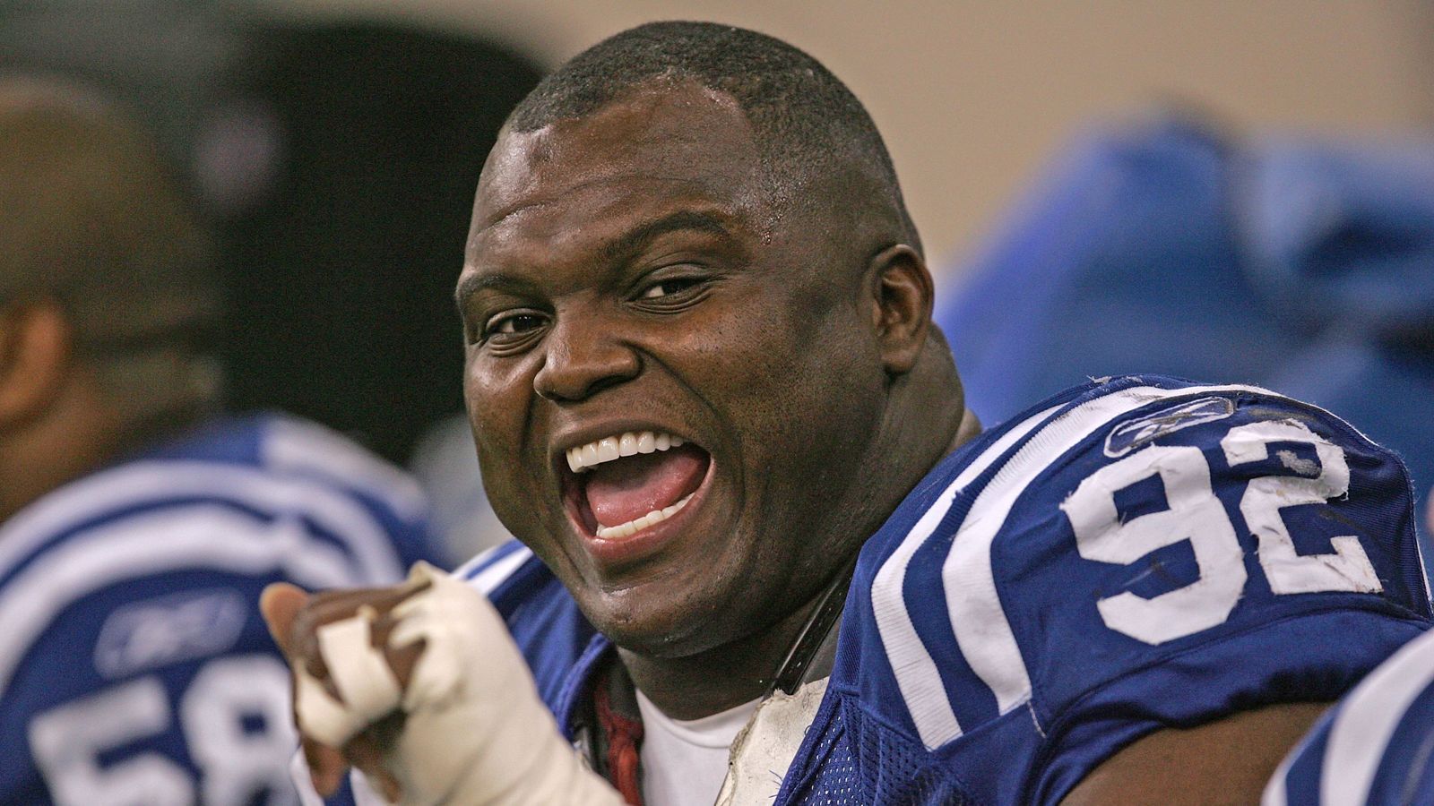 
                <strong>Booger McFarland, Karriereende, 2008 </strong><br>
                Was die individuellen Auszeichnungen angeht, kann der ehemalige Defensive Tackle nicht ganz mit den anderen Stars auf dieser Liste mithalten. Dennoch hielt sich McFarland 19 Jahre in der NFL und gewann jeweils einen Super Bowl mit den Tampa Bay Buccaneers (XXXVII) und den Indianapolis Colts (XLI). Nach der Karriere versuchte er sich zuerst im Radio und schaffte es später sogar zu "ESPN". Dort ist er Kommentator bei den "Monday Night Football"-Übertragungen und erlangte in den sozialen Medien unfreiwillige Berühmtheit als Meme-Vorlage. 
              