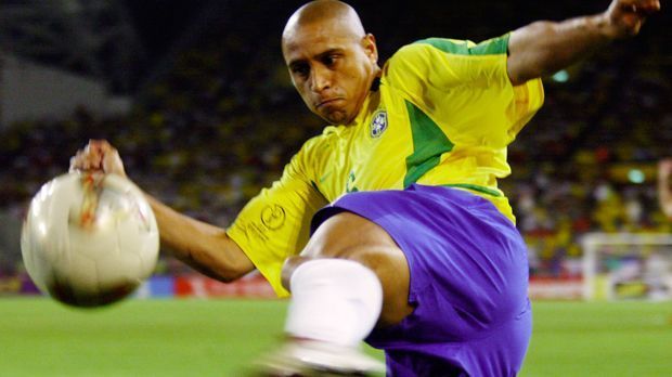 
                <strong>Abwehr: Roberto Carlos</strong><br>
                Abwehr: Roberto Carlos. Hinten links setzt der aktuelle Stürmer des FC Valencia auf einen Brasilianer. Den derzeitigen Trainer des FC Delhi Dynamos (Indien) lernt Negredo nur als Gegner kennen, da sie nie ein Pflichtspiel im selben Trikot absolviert haben.
              