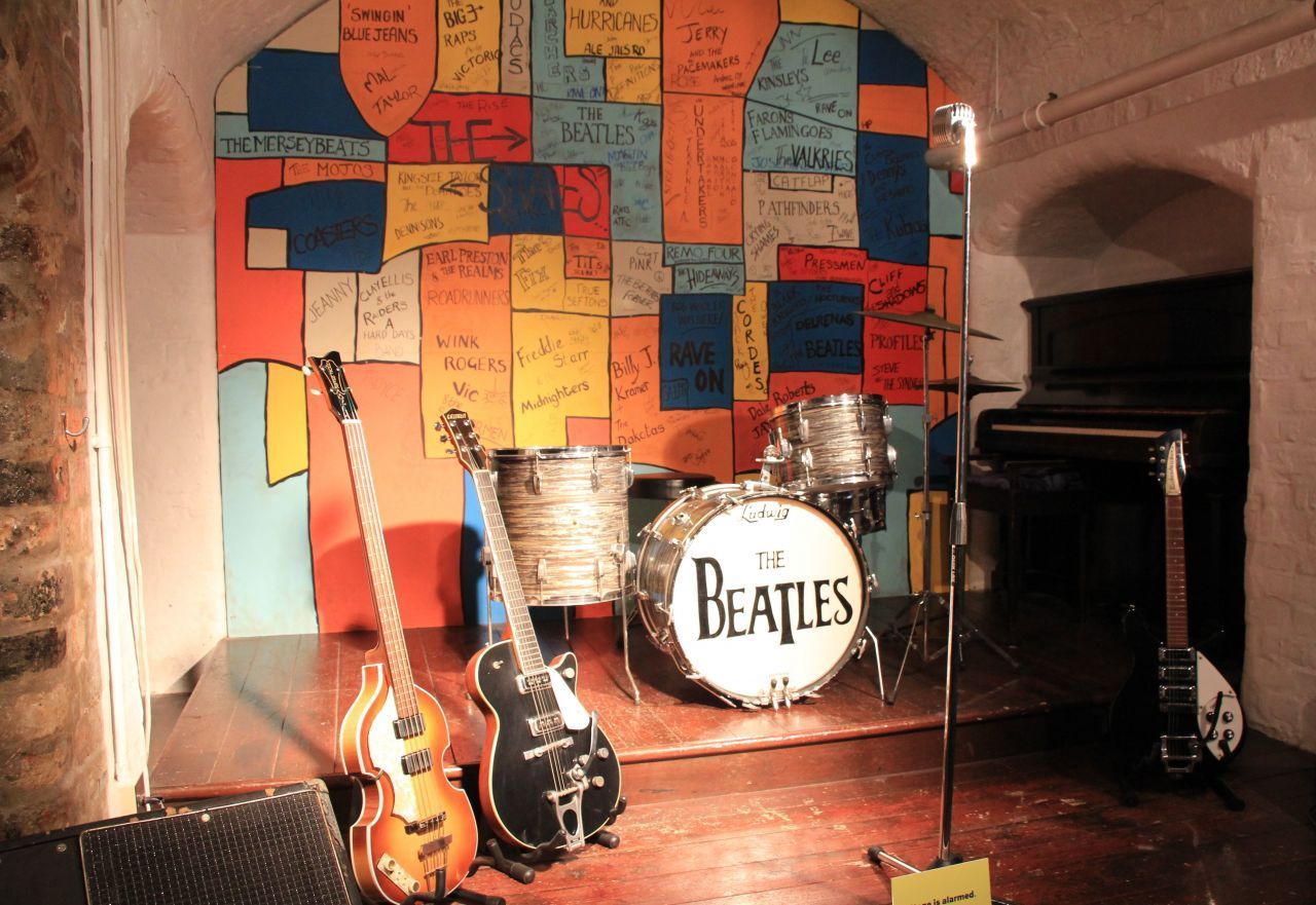 Liverpool ist die Heimat der Beatles. Zwischen 1961 und 1963 traten sie im Cavern Club (10 Mathew Street) 292 Mal auf. Heute lassen dort "The Cavern Club Beatles" die legendären Songs der "Pilzköpfe" aufleben. Wie die Band die Musikwelt revolutioniert hat, zeigt die Ausstellung "The Beatles Story" am Albert Dock. 