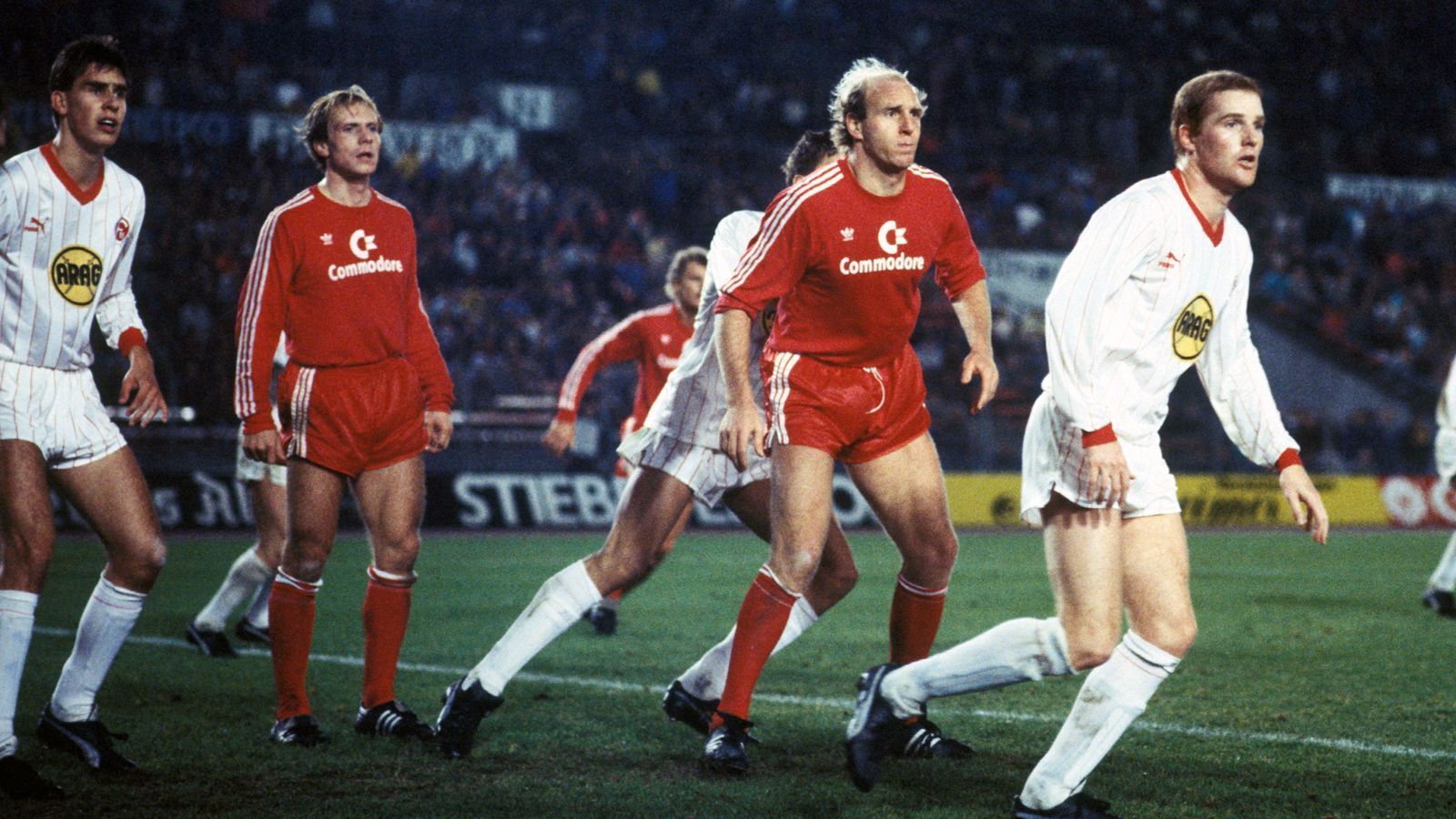 
                <strong>Fortuna Düsseldorf - Bayern München 3:0 (18. November 1986)</strong><br>
                Im Achtelfinale des DFB-Pokals in der Saison 1986/87 musste der FC Bayern auswärts bei Fortuna Düsseldorf ran. Vor etwa 45.000 Fans im Rheinstadion stand es bis in die Schlussphase 0:0, dann ging es Schlag auf Schlag. Nach dem Führungstor von Ralf Dusend erhöhte Michael Preetz (li.) kurz vor dem Ende auf 2:0 und in der Schlussminute traf dann noch Manfred Bockenfeld zum 3:0-Endstand für die Fortuna.
              