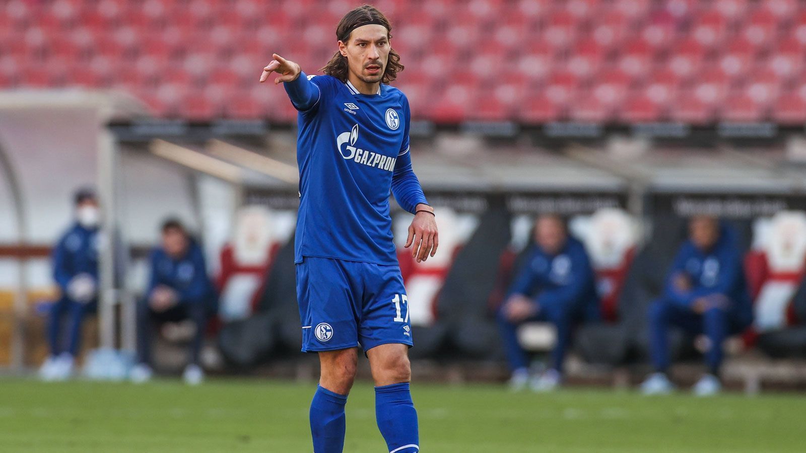 
                <strong>Benjamin Stambouli</strong><br>
                Weder mit dem Ball noch in der Defensivarbeit mit auffällig guten Aktionen - bis zum 1:3. Spielt einen Chipball über die Abwehr, setzt dann gut nach und legt auf Kolasinac quer, der das Tor erzielt. Davor und danach eine schwache Leistung. Sein guter Assist rettet ihn vor der 6, trotzdem eine mangelhafte Leistung. ran-Note: 5
              