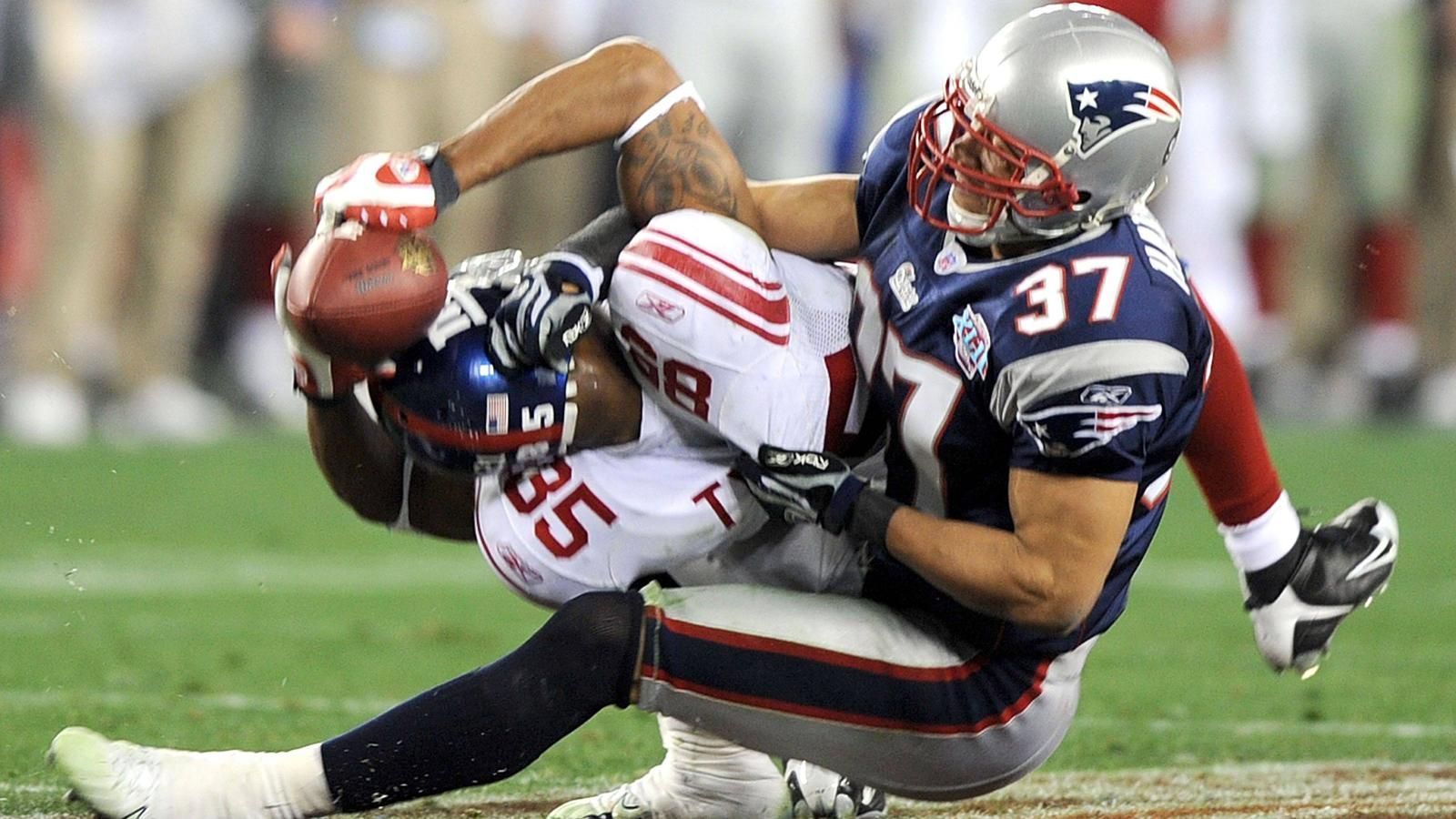 
                <strong>New England Patriots gegen New York Giants (7-6)</strong><br>
                Boston vs. New York, Part II: Die zwei Super-Bowl-Erfolge der Giants in den Jahren 2007 ("Helmet Catch") und 2011 haben die Rivalität Boston gegen New York noch einmal gesteigert. Die Sport-Rivalität der beiden Städte geht größtenteils auf die der beiden Baseball-Klubs Red Sox gegen Yankees zurück, weitete sich spätestens nach den beiden Super Bowls auch auf American Football aus. Der Erfolg der Giants 2007 war besonders brisant: Mit dem Sieg sicherte sich New York nicht nur den Super Bowl, man verhinderte zudem die perfekte Saison der haushoch favorisierten Patriots, die in der Saison bis dahin noch kein Spiel verloren hatten.
              