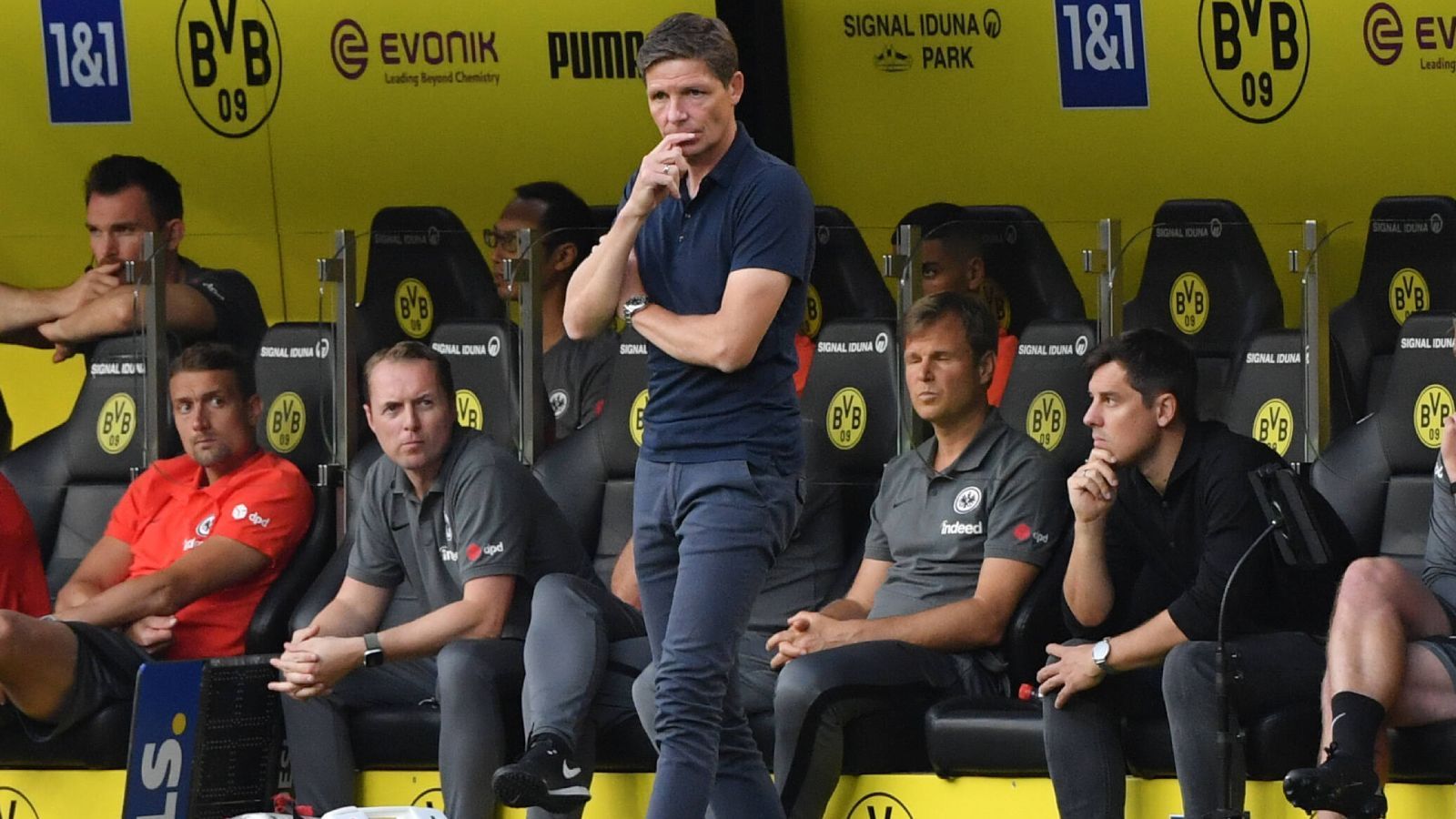 
                <strong>Verlierer: Oliver Glasner</strong><br>
                Ein wenig ratlos schien Oliver Glasner an der Seitenlinie des Signal Iduna Park zu sein. Der neue Trainer von Eintracht Frankfurt sah zu, wie seine Mannschaft beim 2:5 chancenlos an Erling Haaland und Borussia Dortmund scheiterte. Nach dem nicht weniger enttäuschenden 0:2 gegen Waldhof Mannheim im Pokal ist der Saisonstart der Eintracht offiziell missraten. 
              