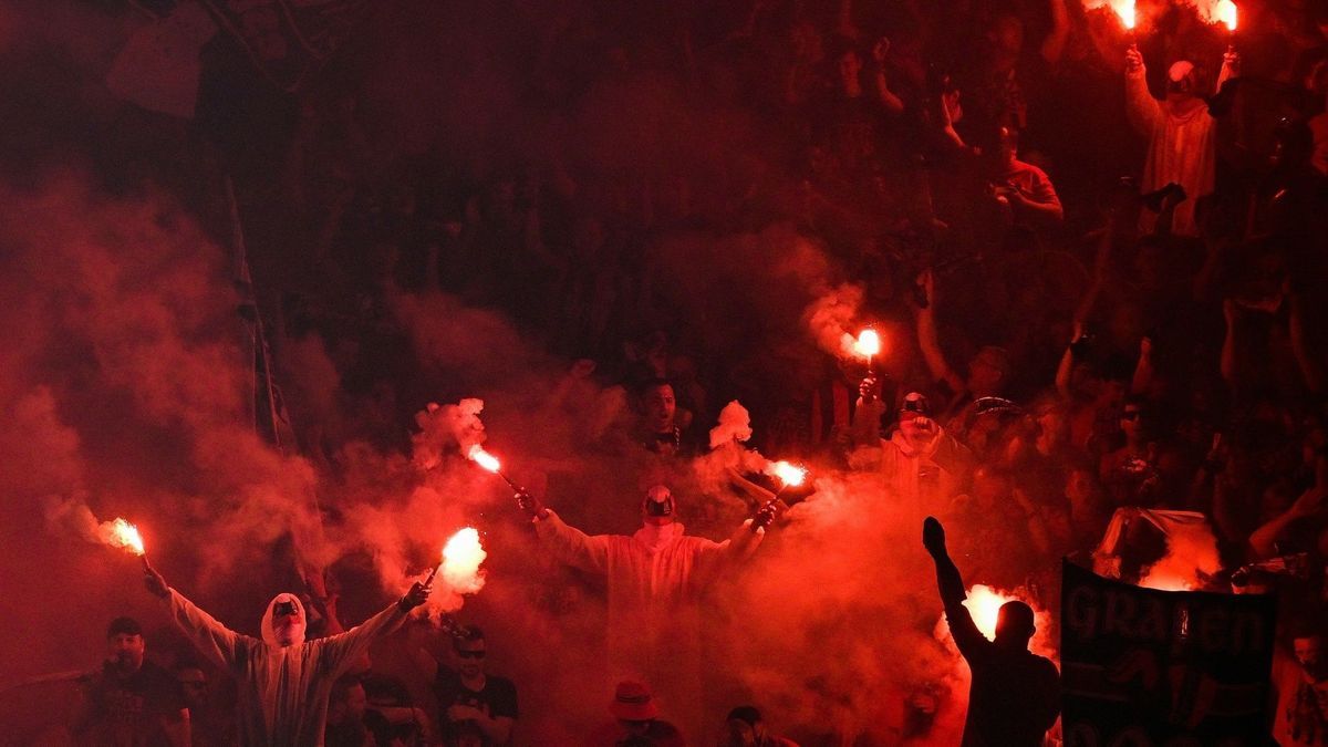 Fans beim Abbrennen von Pyrotechnik