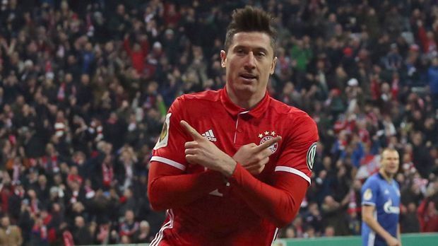 
                <strong>Robert Lewandowski (FC Bayern München)</strong><br>
                Robert Lewandowski (FC Bayern München): Vor der Partie mit 28 Toren in 33 Spielen. Trifft nach zwei Minuten schon wieder. Und nach 30 Minuten schon wieder. Sein Lupfer zum 1:0 ist fast eine Kopie des 1:0 aus dem Bundesliga-Duell mit S04. Dazu mit ganz viel Ruhe und Übersicht vor dem 2:0. Einmal mehr Matchwinner bei den Roten. ran-Note: 1,5
              