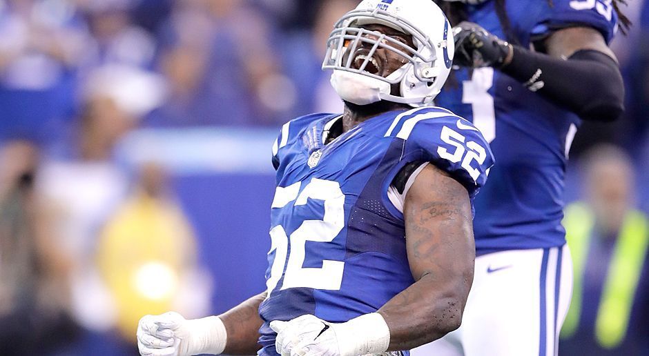 
                <strong>D'Qwell Jackson (Indianapolis Colts)</strong><br>
                Nach den verpassten Playoffs starten die Indianapolis Colts unter dem neuen GM Chris Ballard mit den Umbauarbeiten im Kader. Mit Linebacker D'Qwell Jackson stellen die Colts ausgerechnet den Spieler frei, der in den letzten drei Spielzeiten jeweils die meisten Tackles für die Colts erzielt. In der Saison 2016 gelingen dem 33-Jährigen 78 Tackles und ein Sack in zwölf Spielen. Mit der Entlassung schaffen sich die Colts wieder neuen finanziellen Handlungsspielraum. Die Ersparnis durch Jacksons vorzeitigen Abgang ein Jahr vor Vertragsende beträgt laut "OverTheCap.com" 5,5 Millionen Dollar.
              