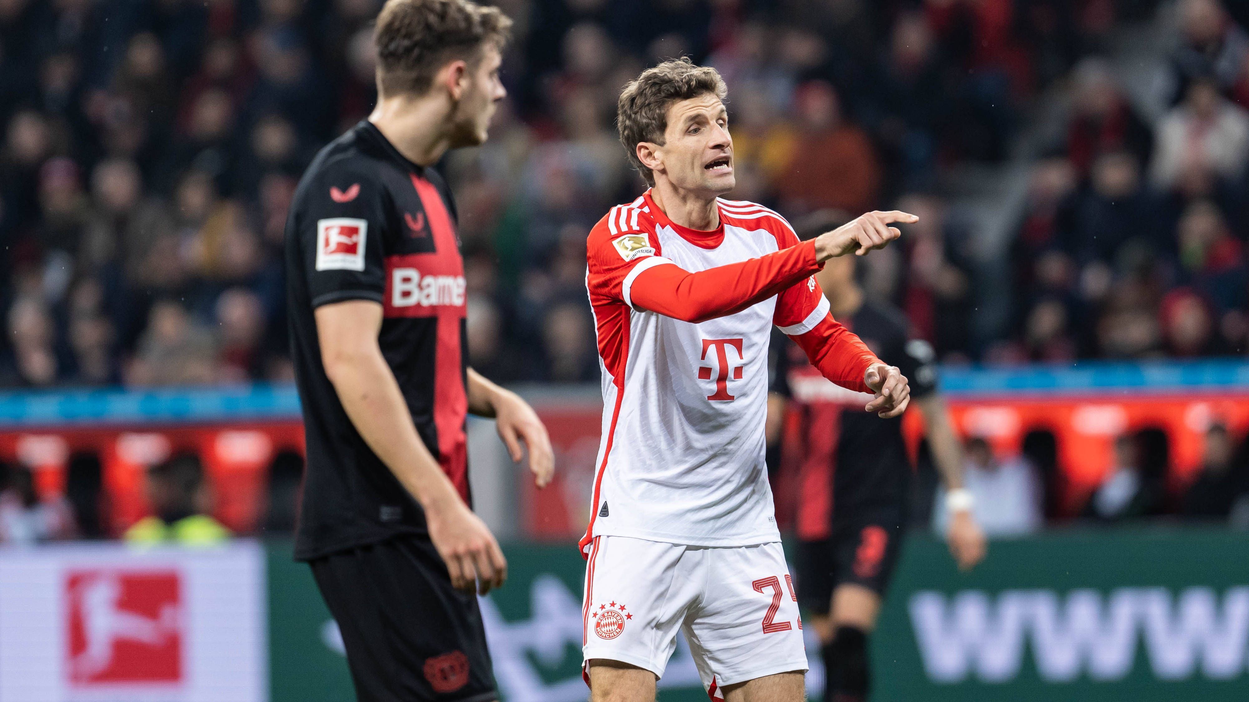 <strong>Thomas Müller (FC Bayern)</strong><br>Auch der Routiner wird nach einer Stunde ins Spiel geworfen und rückt ins offensive Mittelfeld. Kann dort aber auch keine Impulse mehr für das enttäuschende Münchner Angriffsspiel geben. <strong><em>ran</em>-Note: 4</strong>