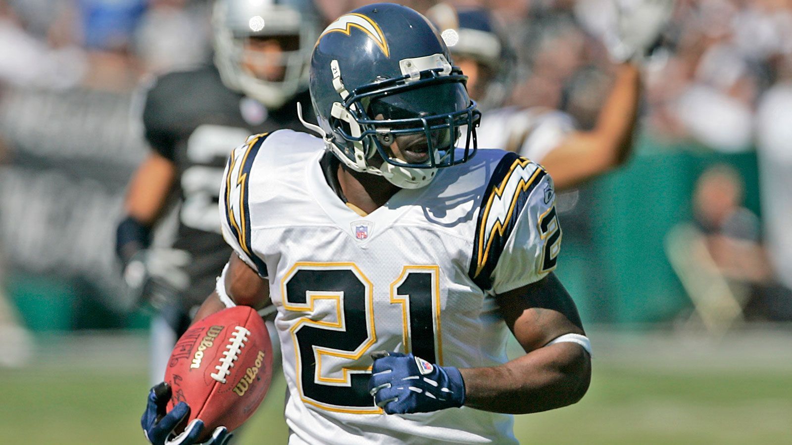 
                <strong>Los Angeles Chargers</strong><br>
                14 Dan Fouts, 19 Lance Alworth, 21 LaDainian Tomlinson (Foto) und 55 Junior Seau.
              