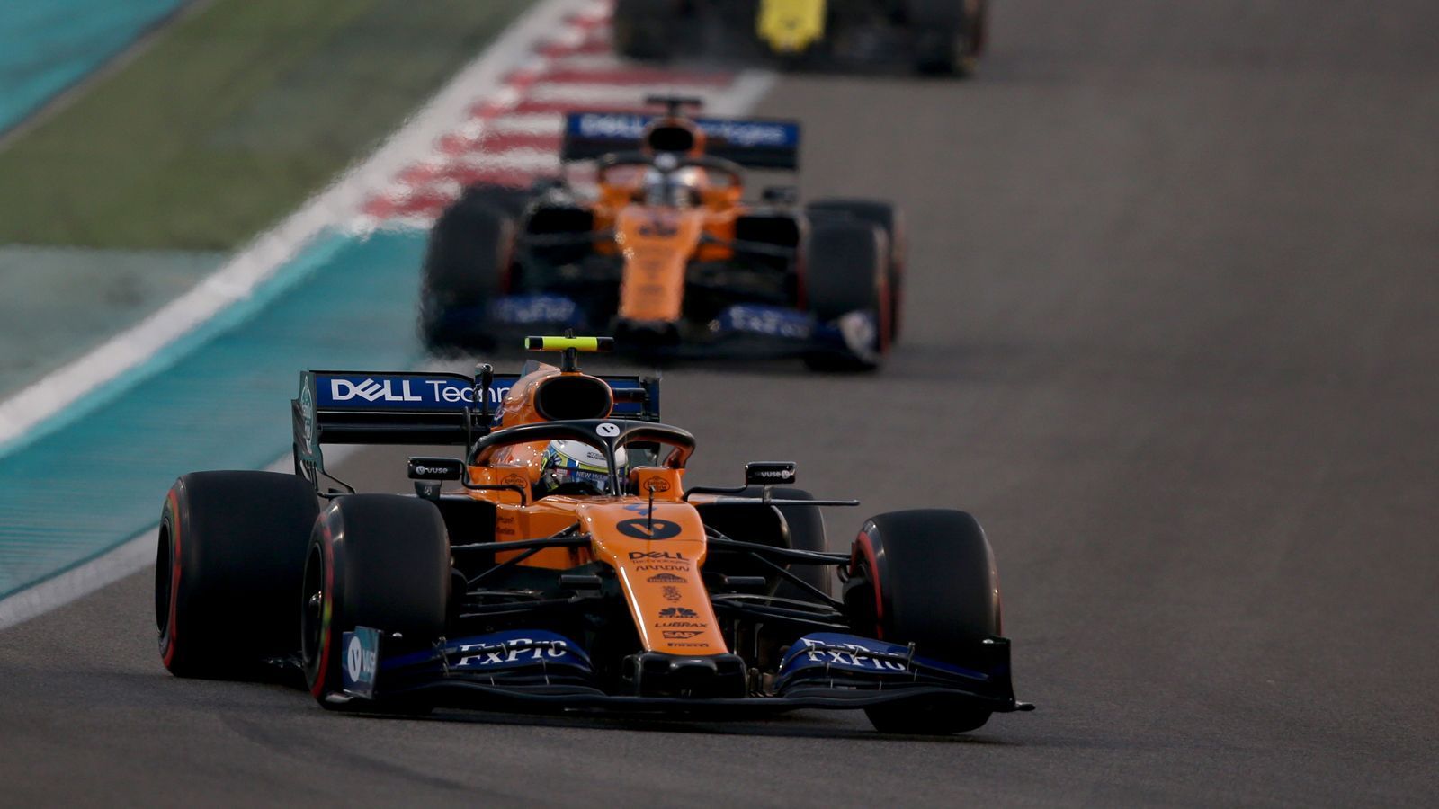 
                <strong>"Best of the rest": McLaren</strong><br>
                Zwischen den Top-Teams Mercedes, Red Bull, Ferrari und dem dicht gedrängten Mittelfeld dahinter klafft seit einigen Jahren eine große Lücke. Dabei gab es zuletzt ein Team, das es geschafft hat, die großen drei zu ärgern: McLaren. Die glorreichen Zeiten, in denen McLaren um Siege und Weltmeisterschaften fuhr, sind schon lange vorbei, doch in der letzten Saison konnte insbesondere Carlos Sainz - ab der Saison 2021 dann bei Ferrari unter Vertrag - immer wieder gute Ergebnisse erzielen, das Highlight war Sainz' dritter Platz beim Großen Preis von Brasilien. Das englische Traditionsteam unter der Leitung es deutschen Andreas Seidl macht einen stabileren Eindruck als in den vergangenen Jahren und könnte für die ein oder andere Überraschung sorgen.
              