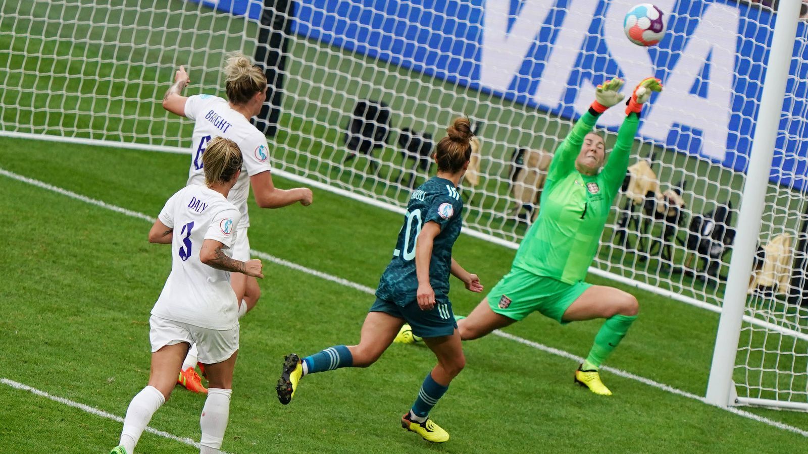 
                <strong>Die Einzelkritik der DFB-Frauen im Finale gegen England</strong><br>
                In einem denkwürdigen Finale vor über 80.000 Zuschauern im Wembleystadion verlieren die deutschen Frauen gegen England mit 1:2 nach Verlängerung. Wir haben die Spielerinnen des DFB-Teams benotet.
              