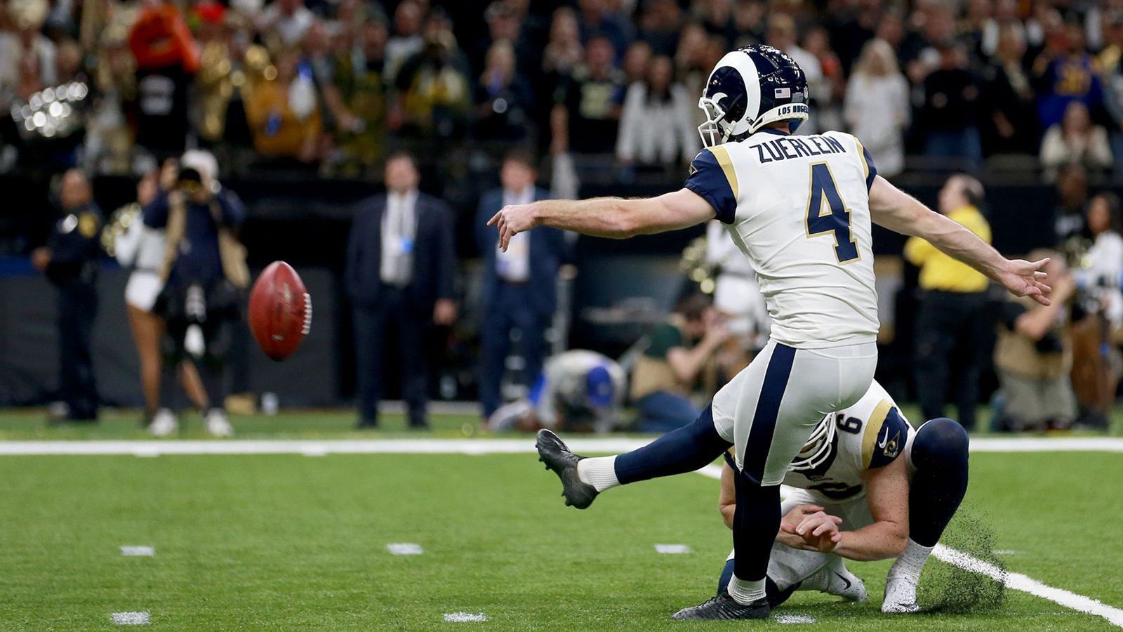 
                <strong>Conference Championship Games: Längstes Game-Winning-Field-Goal in den Playoffs</strong><br>
                Ein Kicker machte den Einzug in den Super Bowl perfekt: Greg Zuerlein schoss mit einem 57-Yard-Field-Goal seine Los Angeles Rams in der Overtime zum Sieg – und stellte dabei einen neuen Rekord auf. Es war das längste Game-Winning-Field-Goal der Playoff-Geschichte.
              