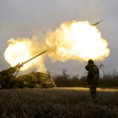 Ukrainische Soldaten feuern eine Panzerhaubitze ab.