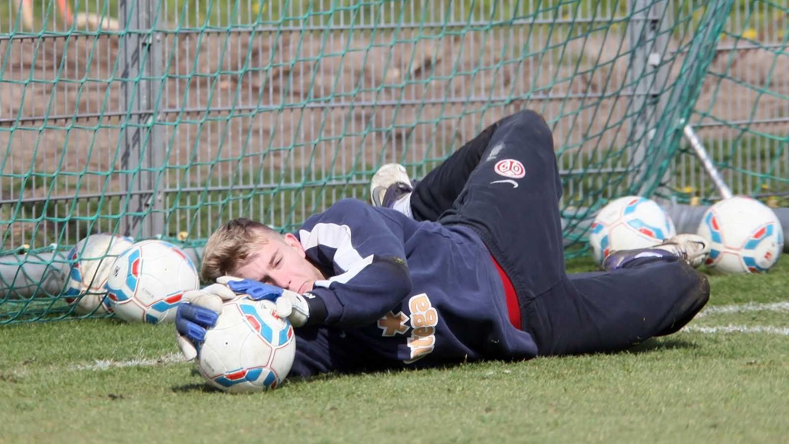 
                <strong>Die Karriere von Loris Karius</strong><br>
                Schließlich wird er im August 2011 an den 1. FSV Mainz 05 verliehen, wo er in der zweiten Mannschaft regelmäßig Spielpraxis sammeln darf. Im Januar 2012 wird er von den Mainzern schließlich fest verpflichtet. Karius wird die Nummer drei im Profiteam hinter Christian Wetklo und Heinz Müller. 
              