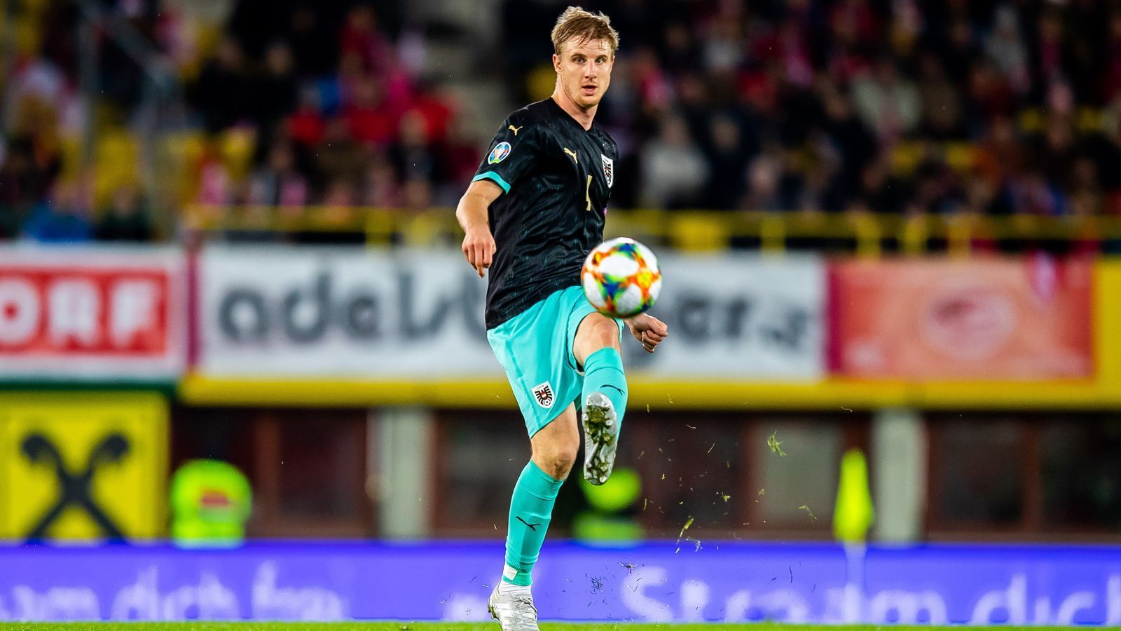 
                <strong>Martin Hinteregger (Eintracht Frankfurt)</strong><br>
                Der Frankfurter Martin Hinteregger steht in acht der bisherigen neun EM-Qualifikationsspiele von der ersten bis zur letzten Minute auf dem Feld - ein echter Leistungsträger eben. Nur beim 0:0 in Polen reicht es nicht für die Startformation, doch dafür ist der 27-Jährige selbst verantwortlich. Wie Medien damals übereinstimmend berichteten und der ÖFB dies nicht dementierte, kehrte Hinteregger nach einem Party-Ausflug anlässlich seines Geburtstages erst mit Stunden Verspätung zurück zum Team und soll wohl noch alkoholisiert gewesen sein. Bei darauffolgenden Länderspielen steht "Hinti" aber sofort wieder in der Startelf und gegen Israel seinen Mann. Beim 3:1-Sieg erzielt der Innenverteidiger den Treffer zum zwischenzeitlichen 2:1.
              