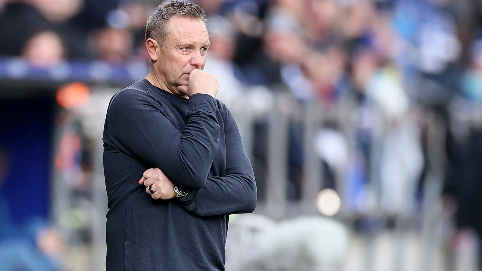 
                <strong>Verlierer: Andre Breitenreiter (TSG 1899 Hoffenheim)</strong><br>
                André Breitenreiter hat innerhalb von zwei Tagen gleich zweimal verloren. Zuerst das Spiel gegen Bochum und dann seinen Job als Trainer. Der 49-Jährige war schon vor dem Spieltag angezählt worden. Sportdirektor Alexander Rosen nahm ihn nach der 5:2 Klatsche am Samstag noch in Schutz. Allerdings berichteten am Sonntag bereits "Kicker" und "Bild" über seine Entlassung, die am Montag vom Verein bestätigt wurde.
              