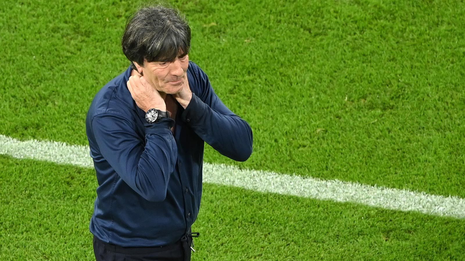 
                <strong>Verlierer: Joachim Löw</strong><br>
                Zugegeben, gegen Portugal ging der Löwsche Plan voll auf. In den beiden anderen Partien traf der Bundestrainer aber zumindest fragwürdige Entscheidungen. Gegen die Franzosen fiel seinem Team offensiv nur wenig ein, dennoch wartete Löw bis zur 74. Minute, um Auswechslungen vorzunehmen. Beim Ungarn-Spiel ließ sich seine Mannschaft kurz nach den Wechseln übertölpeln und kassierte den 1:2-Rückstand. Insgesamt wirkt Löws favorisiertes System mit einer Dreierkette noch nicht sattelfest.
              