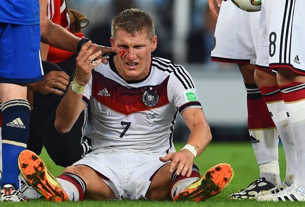 
                <strong>Schmerzen im Gesicht</strong><br>
                Schweinsteiger holt sich einen Cut unter dem rechten Auge und muss behandelt werden.
              