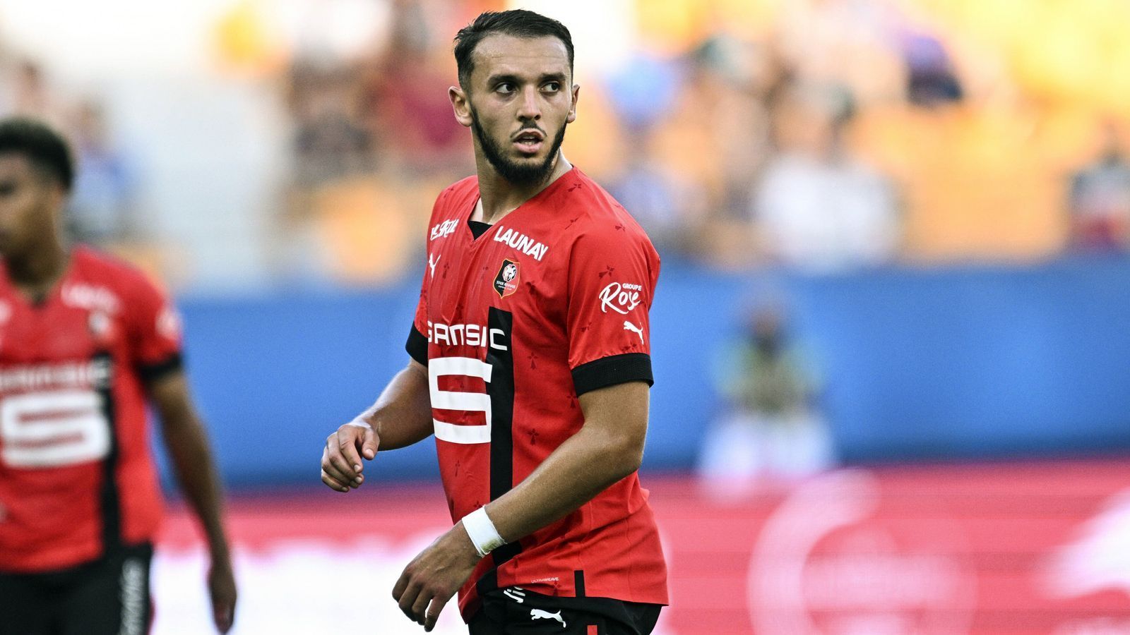 
                <strong>Amine Gouiri (Stade Rennes)</strong><br>
                Sogar fünf Tore erzielte Stürmer Amine Gouiri für Frankreich während der erfolgreichen EM-Qualifikation für die Endrunde 2023. Der 22 Jahre alte Gouiri wechselte im Sommer 2022 von Nizza zu Stade Rennes, soll stattliche 28 Millionen Euro Ablöse gekostet haben. Ausgebildet wurde der Franzose mit algerischen Wurzeln bei Olympique Lyon, wo er einst aber nicht den ganz großen Durchbruch schaffte. Bevor Borussia Dortmund sich für Sebastien Haller entschied, soll Gouiri laut "Sport 1" auch ein Kandidat beim BVB auf die Nachfolge von Erling Haaland gewesen sein. 
              