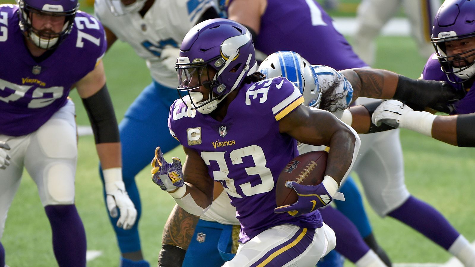 
                <strong>Rushing Offense: Minnesota Vikings - 39 Punkte </strong><br>
                Wie gut das Laufspiel ist, haben die Vikings gegen die Detroit Lions wieder unter Beweis gestellt. In 34 Versuchen schafften Dalvin Cook und Alexander Mattison 275 Yards und zwei Touchdowns. Somit konnten sich Fantasy Manager über starke 39 Punkte freuen.
              