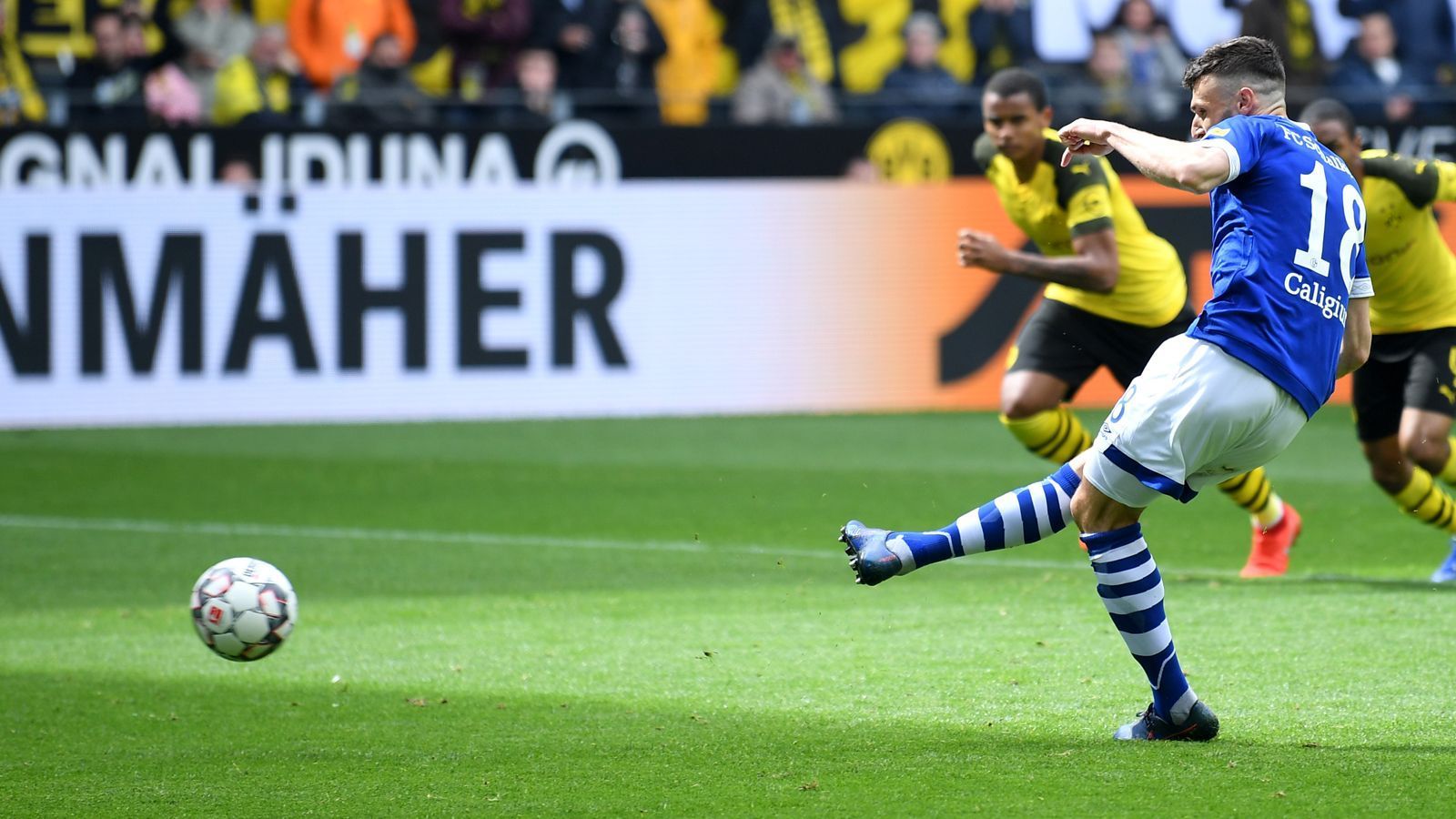 
                <strong>Daniel Caligiuri (FC Schalke 04)</strong><br>
                Ist beim Handelfmeter abgezockt und abgeklärt, verlädt Burki. Auch sein zweiter Standard sitzt: Seine Ecke köpft Sane zur Führung ein. Hat aber defensiv gegen Sancho seine Probleme. Doch wen interessiert das, wenn man vorne verlässlich trifft? Er zieht in der 62. Minute einen Freistoß aus 20 Metern in den Winkel und kürt sich zum Derbyhelden. Geht in der 67. Minute runter. ran-Note: 1
              