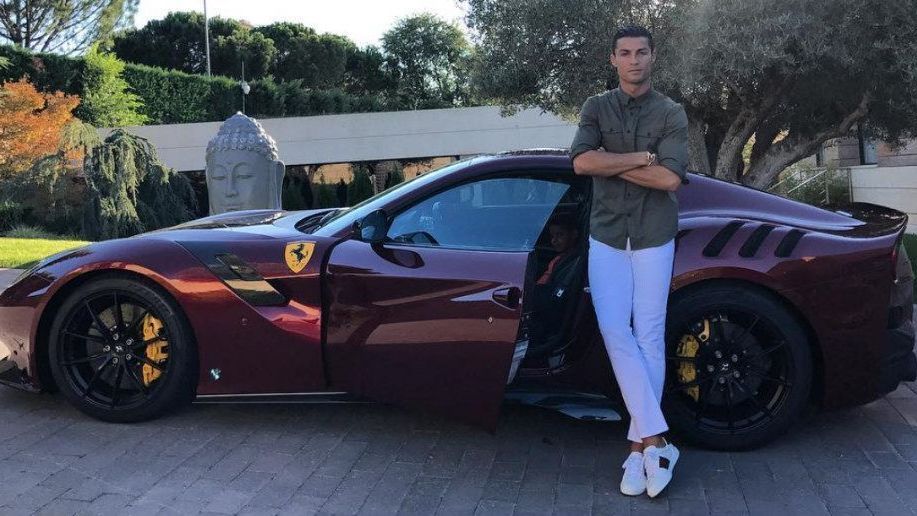 <strong>Cristiano Ronaldo und sein Ferrari</strong><br>
                Lässig! Das beschreibt den Schnappschuss von Cristiano Ronaldo und einem seiner Ferraris wohl am besten. Dem Superstar von Manchester United fällt zu dem lässigen Bild auch noch ein lässiger Titel ein: "Angekommen". Kann man nicht lernen.
