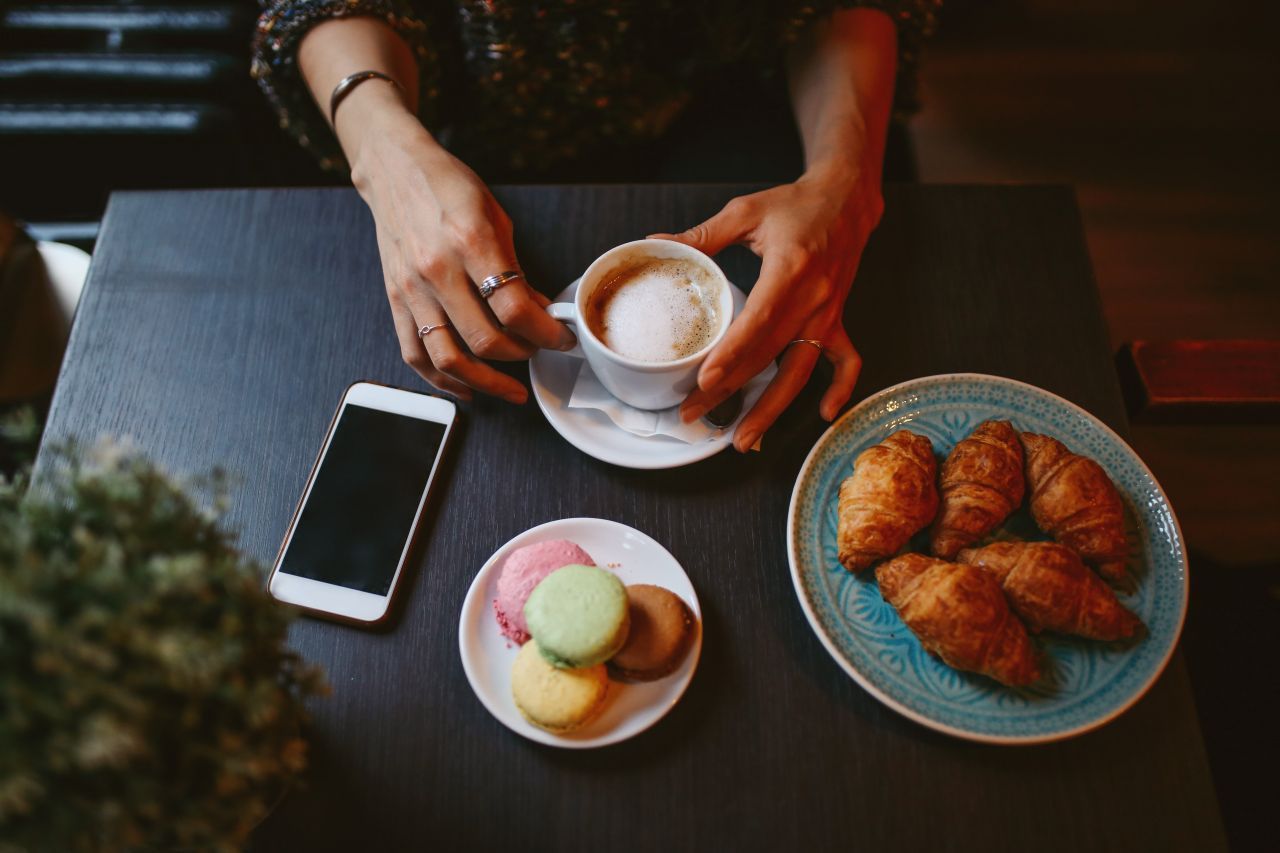 Die leckeren Croissants sind nicht das einzige französische Gebäck, um dir dein Frühstück zu versüßen. Frankreich bietet noch mehr Gebäcke aus zartem Blätterteig, Buttercreme, Sahne, Schokolade und Co. Wusstest du, dass auch die beliebten Macarons aus Frankreich stammen? 