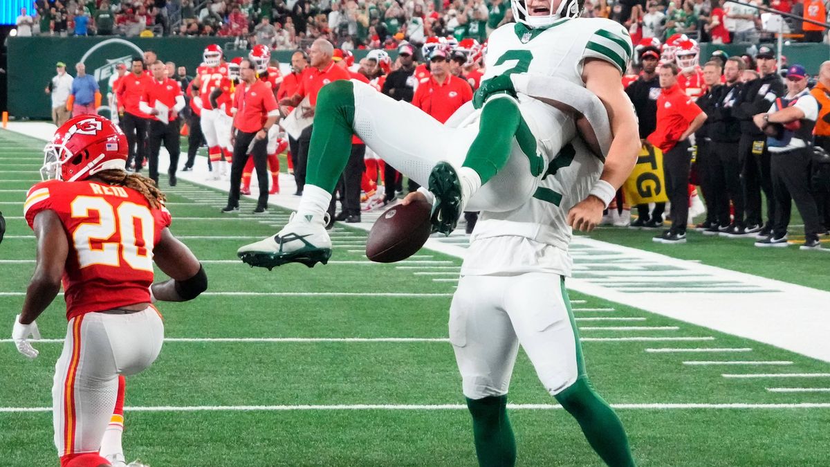 NFL, American Football Herren, USA Kansas City Chiefs at New York Jets Oct 1, 2023; East Rutherford, New Jersey, USA; New York Jets quarterback Zach Wilson (2) is hoisted up by running back Michael...