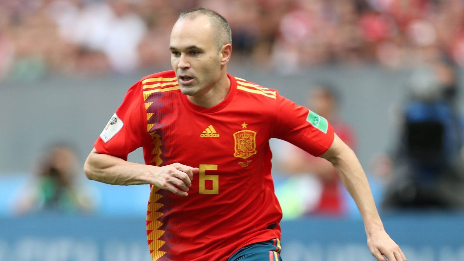 
                <strong>Andres Iniesta (Spanien)</strong><br>
                Mittelfeldstar Andres Iniesta hat sich nach 131 Länderspielen und dem enttäuschenden Achtelfinal-Aus der "Furia Roja" bei der WM in Russland in einem offenen Brief von seinen Fans und Teamkameraden verabschiedet. "Wir haben große Erfolge errungen, Dinge erlebt, von denen wir als kleine Kinder alle geträumt haben, aber auch große Enttäuschungen und schwierige Momente", so der 34-Jährige. Er danke den Fans für "das Vertrauen, die Unterstützung und die Zuneigung". Iniesta schoss Spanien 2010 durch sein 1:0 im Finale gegen die Niederlande zum WM-Titel. Hinzu kamen zwei EM-Titel 2008 und 2012.
              