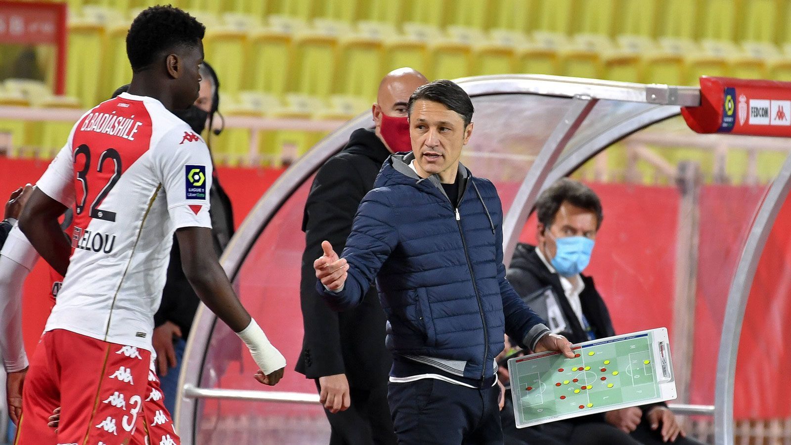 
                <strong>Frankreich: Rennen um die Champions League</strong><br>
                Bei einer Pariser Niederlage und einem Sieg der AS Monaco beim RC Lens würde sich der Klub aus dem Fürstentum noch an PSG vorbei schieben und Trainer Niko Kovac und Co. wären sicher für die Champions League qualifiziert. Doch Vorsicht: Nur einen Punkt hinter dem Team um Angreifer Kevin Volland lauert Olympique Lyon und schielt ebenso noch auf den dritten Rang, der zur CL-Quali berechtigt. Aufgrund des besseren Torverhältnisses würde OL sogar ein Unentschieden reichen, wenn Monaco verliert. Bei einem Unentschieden der Monegassen wären drei Punkte allerdings Pflicht für die Qualifikation für die Königsklasse.
              