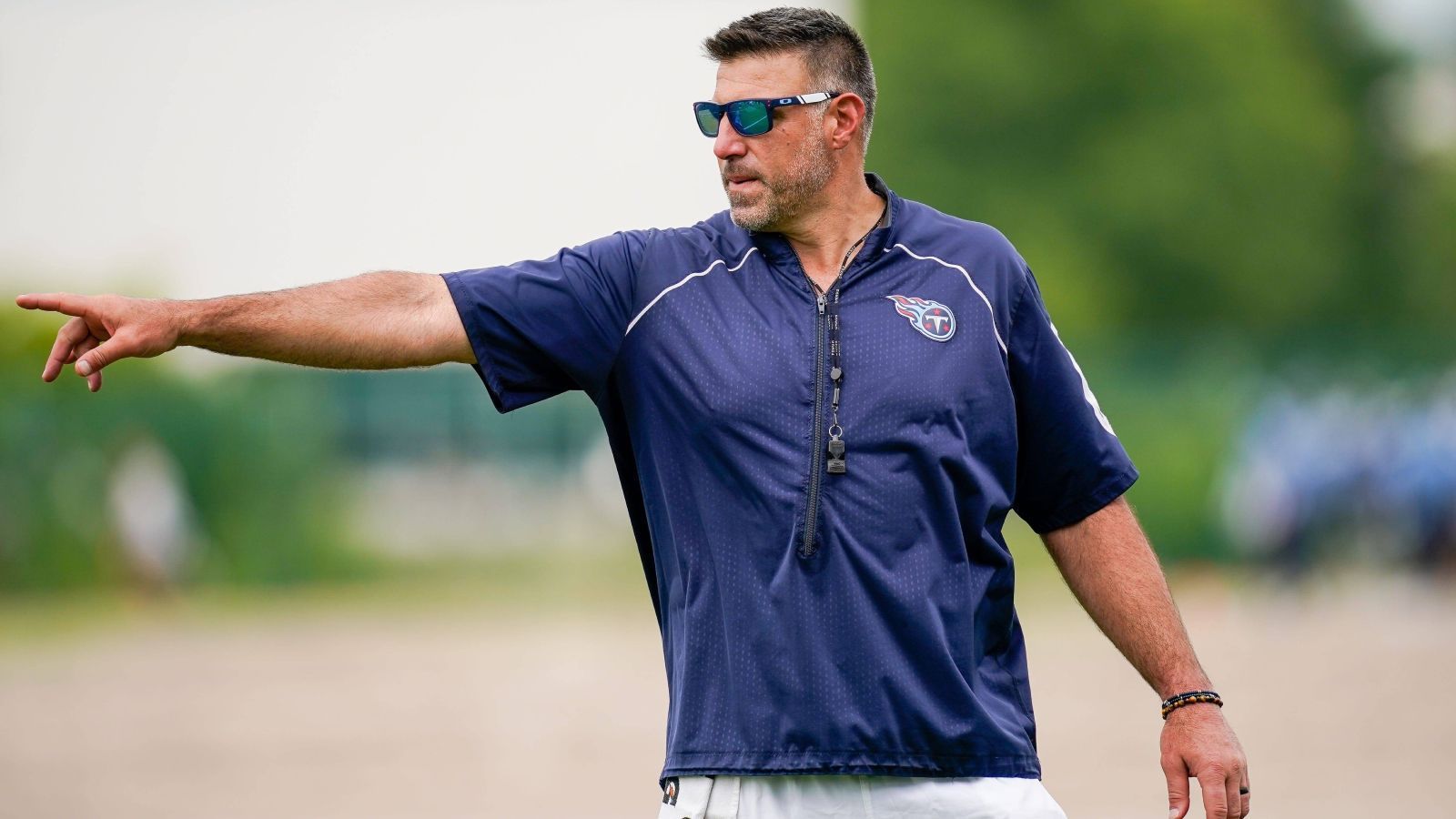 
                <strong>Platz 14: Mike Vrabel (Tennessee Titans)</strong><br>
                In drei von fünf Jahren führte Mike Vrabel die Tennessee Titans in die Playoffs und einmal sogar bis ins AFC Championship Game. Eine enorme Leistung, da Tennessee in dieser Zeit auf der Quarterback-Position bestenfalls durchschnittlich besetzt war. Obwohl es dem Team in Vrabels Zeit mit Ausnahme von Derrick Henry und Kevin Byard an echten Superstars mangelt, steht der Head Coach bei einer starken Bilanz von 48 Siegen und 30 Niederlagen. Solange der 47-Jährige in Nashville ist, dürfen die Fans der Titans auf die Playoffs hoffen.
              