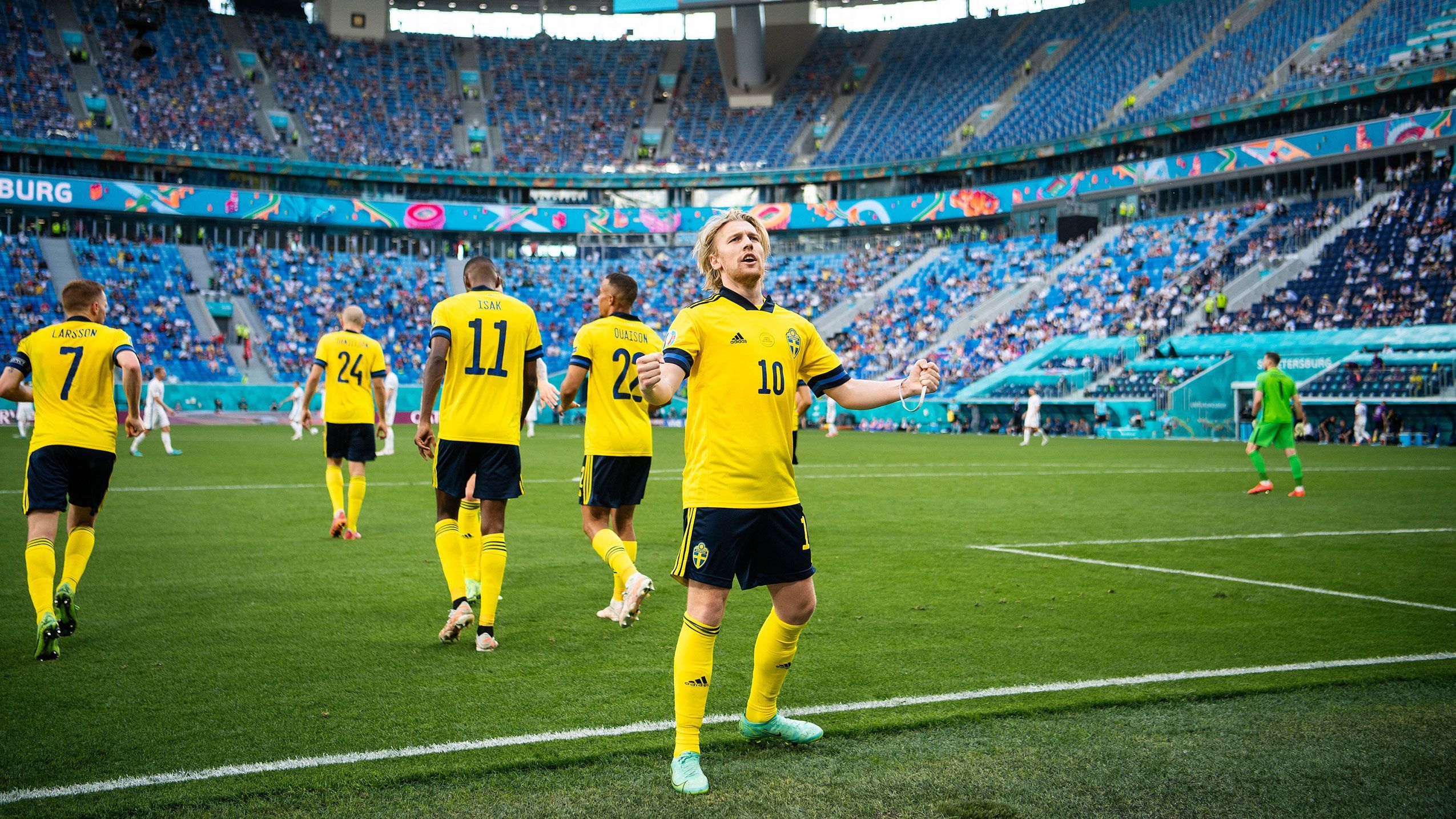 
                <strong>1:0 Schweden</strong><br>
                ... und traf! Dubravka war zwar in der richtigen Ecke, aber der Elfer war zu gut geschossen. 
              