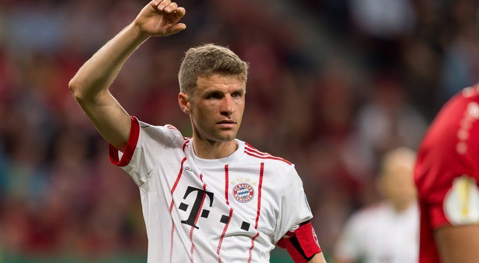 
                <strong>Thomas Müller (FC Bayern)</strong><br>
                Hat das 1:0 auf dem Kopf und scheitert an Leno - macht aber nichts, Martinez ist da. Erst wieder nach einer halben Stunde in Aktion, Müllers Distanzschuss landet in Lenos Armen. Generell nicht ganz so präsent, wie das schon mal der Fall war. Der Raumdeuter hängt etwas in der Luft. Dieser Zustand hält an bis zur 53. Minute, als Müller plötzlich in Torjägermanier im Strafraum auftaucht und eiskalt zum dritten FCB-Treffer vollstreckt. Auch beim 5:1 durch Robben hat Müller irgendwie noch seine Gräten am Ball. Und das 6:2 ist eh Müller pur. Darf nach Tor Nummer drei vom Feld und sich seinen Applaus abholen. ran-Note: 1
              