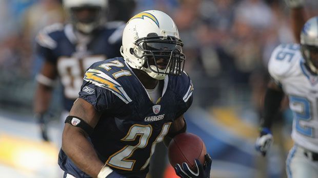 
                <strong>LaDainian Tomlinson</strong><br>
                Platz 10: LaDainian Tomlinson - Der NFL-MVP von 2006 war wohl einer der komplettesten Spieler aller Zeiten. Nicht nur durch seine 13.648 Yards konnte der Running Back überzeugen, auch als Pass-Empfänger war Tomlinson unschlagbar. Nebenbei warf er in seiner Karriere auch noch sieben Touchdowns.
              