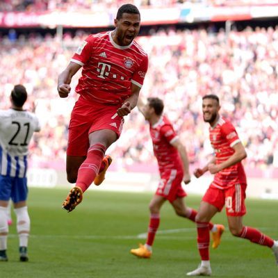 Bayerns Gnabry bejubelt seinen Treffer gegen Hertha BSC.