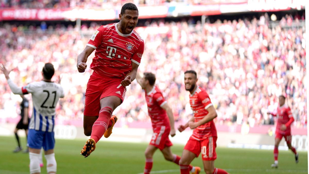 Bayerns Gnabry bejubelt seinen Treffer gegen Hertha BSC.