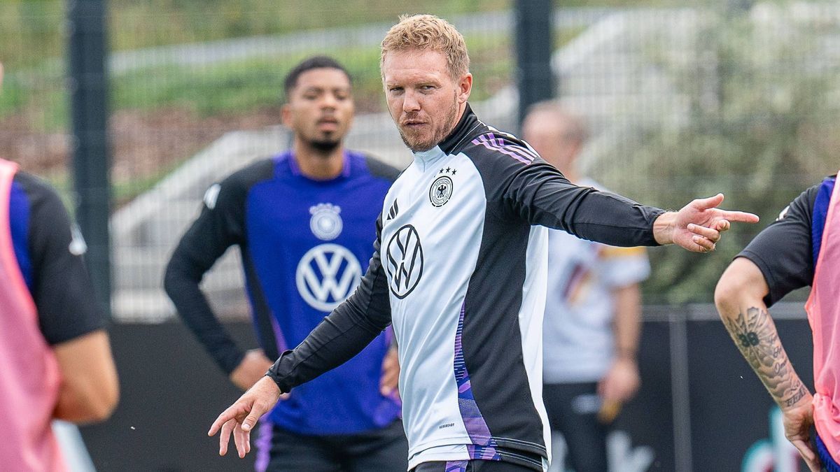 03.09.2024, DFB-Training, Auftakttraining der deutschen Fussball Nationalmannschaft, Deutsche Nationalmannschaft Julian Nagelsmann gibt Anweisungen Wichtiger Hinweis: Gemaess den Vorgaben der DFL D...