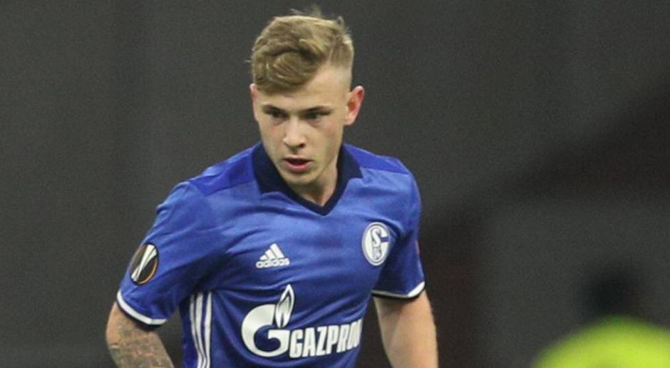 
                <strong>Max Meyer</strong><br>
                Zuletzt zeigte Meyer aufsteigende Form, aber davon ist heute wenig zu sehen. Hat einen schweren Stand auf der Zehnerposition, bekommt kaum Bälle, zieht im Zweikampf gegen äußert bissige Holländer meist den Kürzeren. Darf als erster Schalker das Trauerspiel verlassen, als er nach knapp einer Stunde für Stambouli vom Platz geht. ran-Note: 5
              