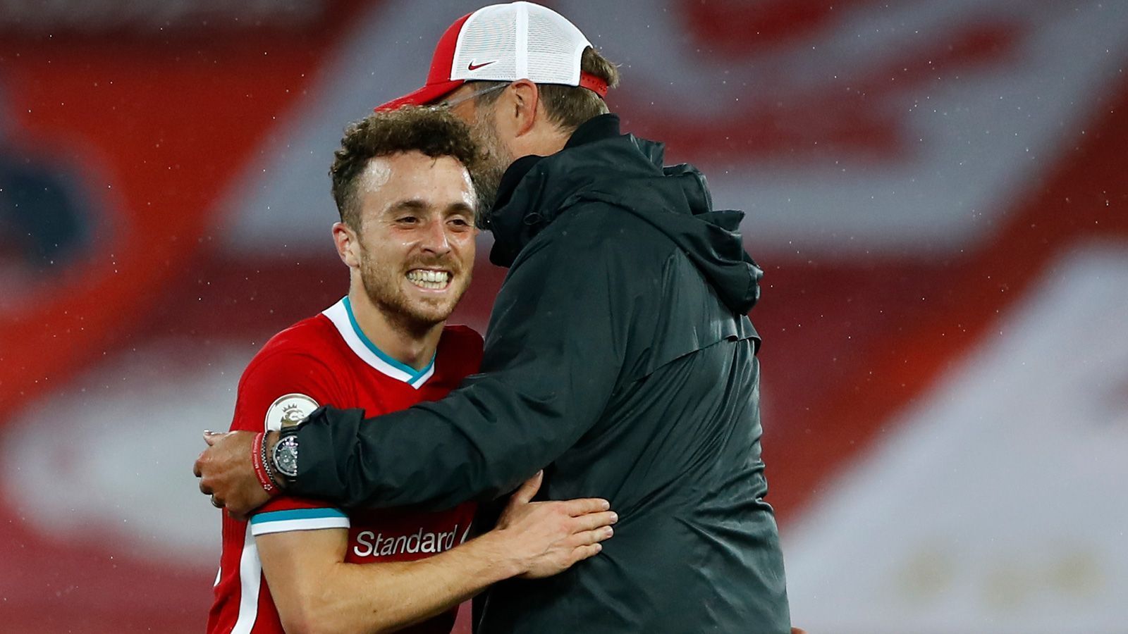 
                <strong>Diogo Jota wechselte zu Jürgen Klopp</strong><br>
                Überhaupt ist die Verbindung zwischen Mendes und den Wolverhampton Wanderes eng. Auch Offensivspieler Diogo Jota, der für knapp 45 Millionen Euro zum FC Liverpool wechselte, wird von dem Portugiesen beraten. Wieder ein fetter Deal für den Spielerberater, der natürlich Provision in Millionenhöhe kassierte.
              