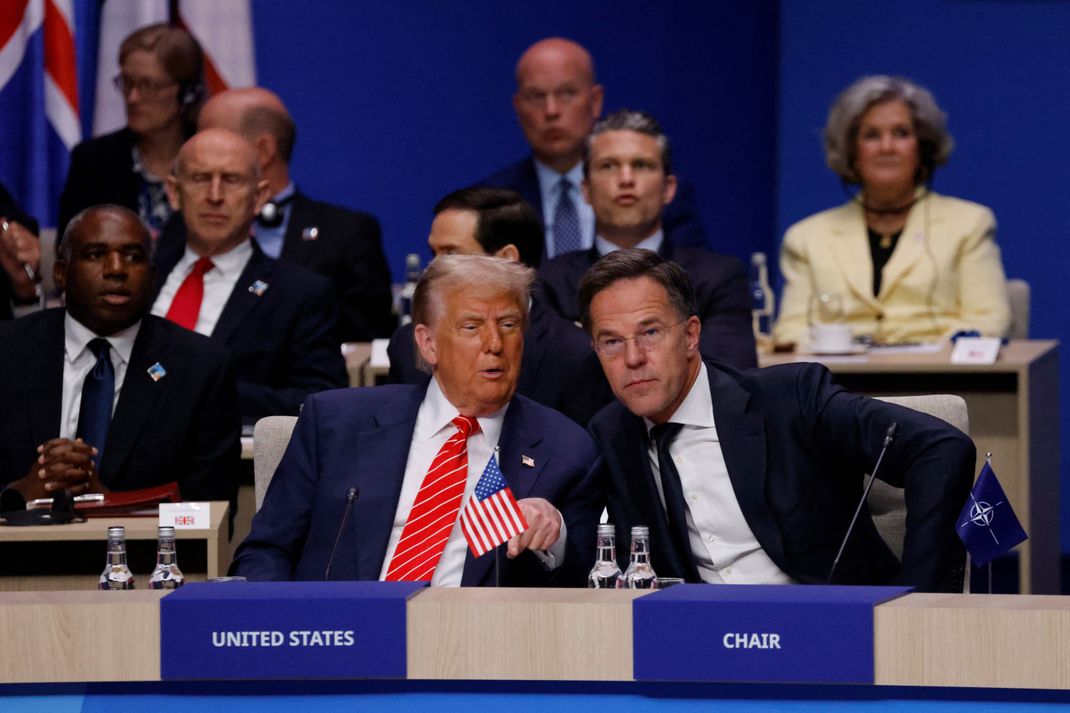 NATO-Chef Rutte (rechts) hatte Trump zuletzt wegen der US-Angriffe auf den Iran in den höchsten Tönen gelobt.