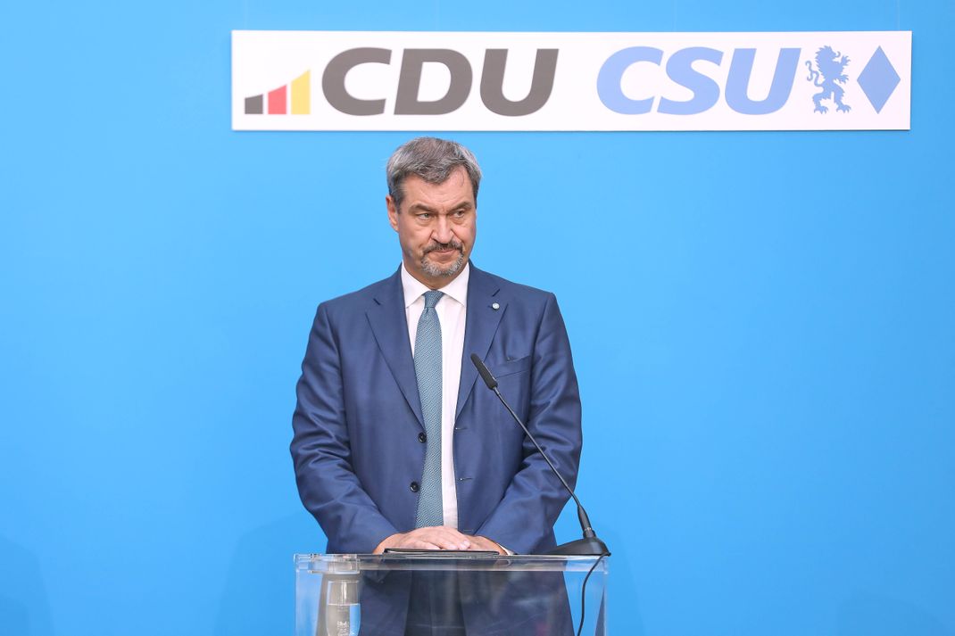 Die bayerischen Oppositionsparteien fordern von Ministerpräsident Markus Söder (CSU), sich wieder mehr um die Belange des Freistaates zu kümmern.