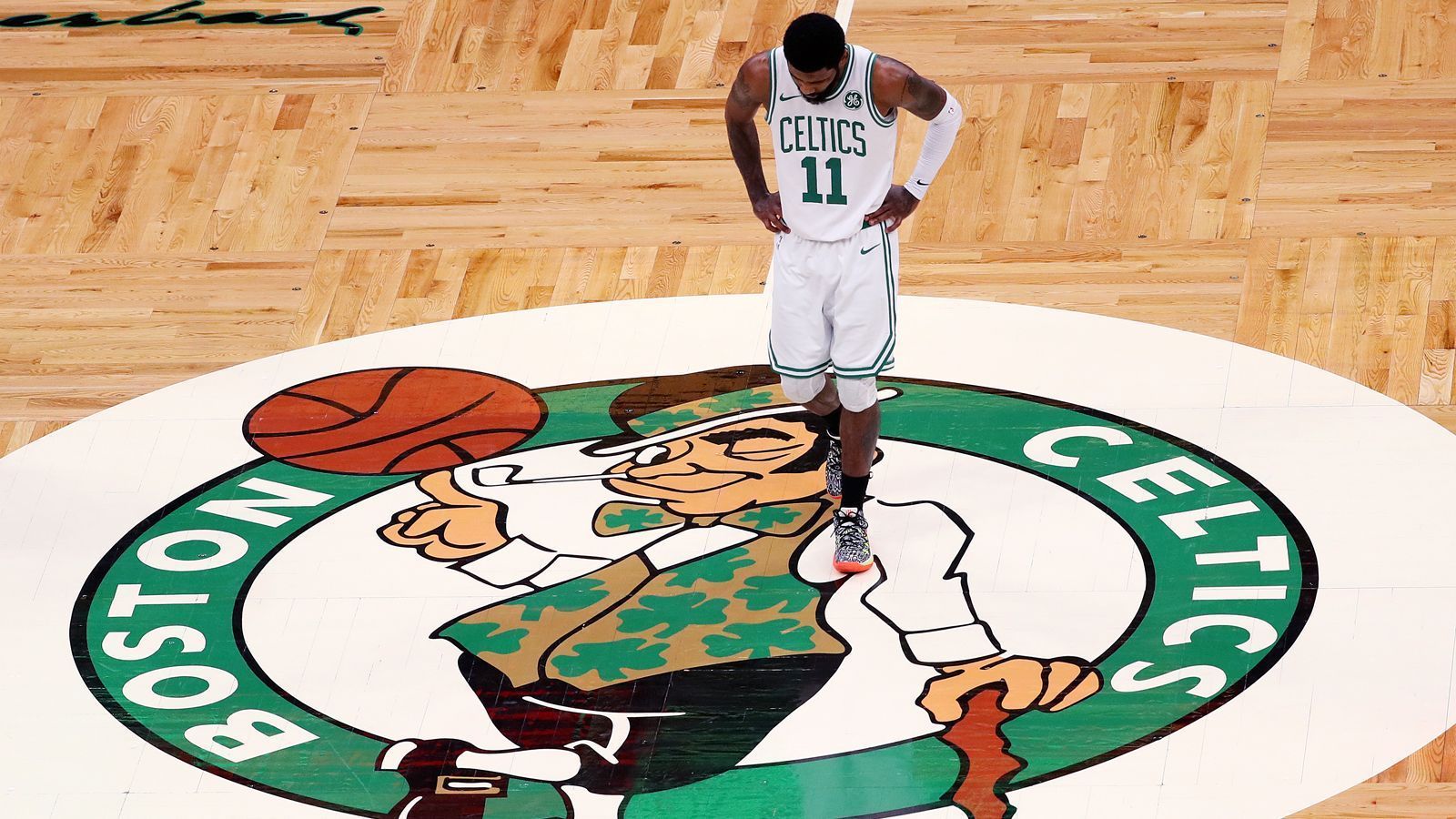 
                <strong>Kyrie Irving - Gebrochenes Versprechen an die Celtics-Fans </strong><br>
                Später gab Kyrie zu, sich bei LeBron James entschuldigen zu wollen. Es sei schwierig, junge Spieler als Führungsperson zum Erfolg zu führen und dem eigenen Vorbild gerecht zu werden. In amerikanischen Medien wurden Spannungen mit Tatum und Brown interpretiert, die später dementiert wurden. Trotzdem kam es zum Bruch mit der Celtics-Franchise. Gegenüber den eigenen Fans kündigte Irving 2018 an, seinen auslaufenden Vertrag im Sommer verlängern zu wollen. Ein Versprechen, das er nicht halten konnte. Im Sommer 2019 schloss er sich gemeinsam mit Kevin Durant den Brooklyn Nets an und zog somit den großen Ärger der Boston-Fans auf sich.
              