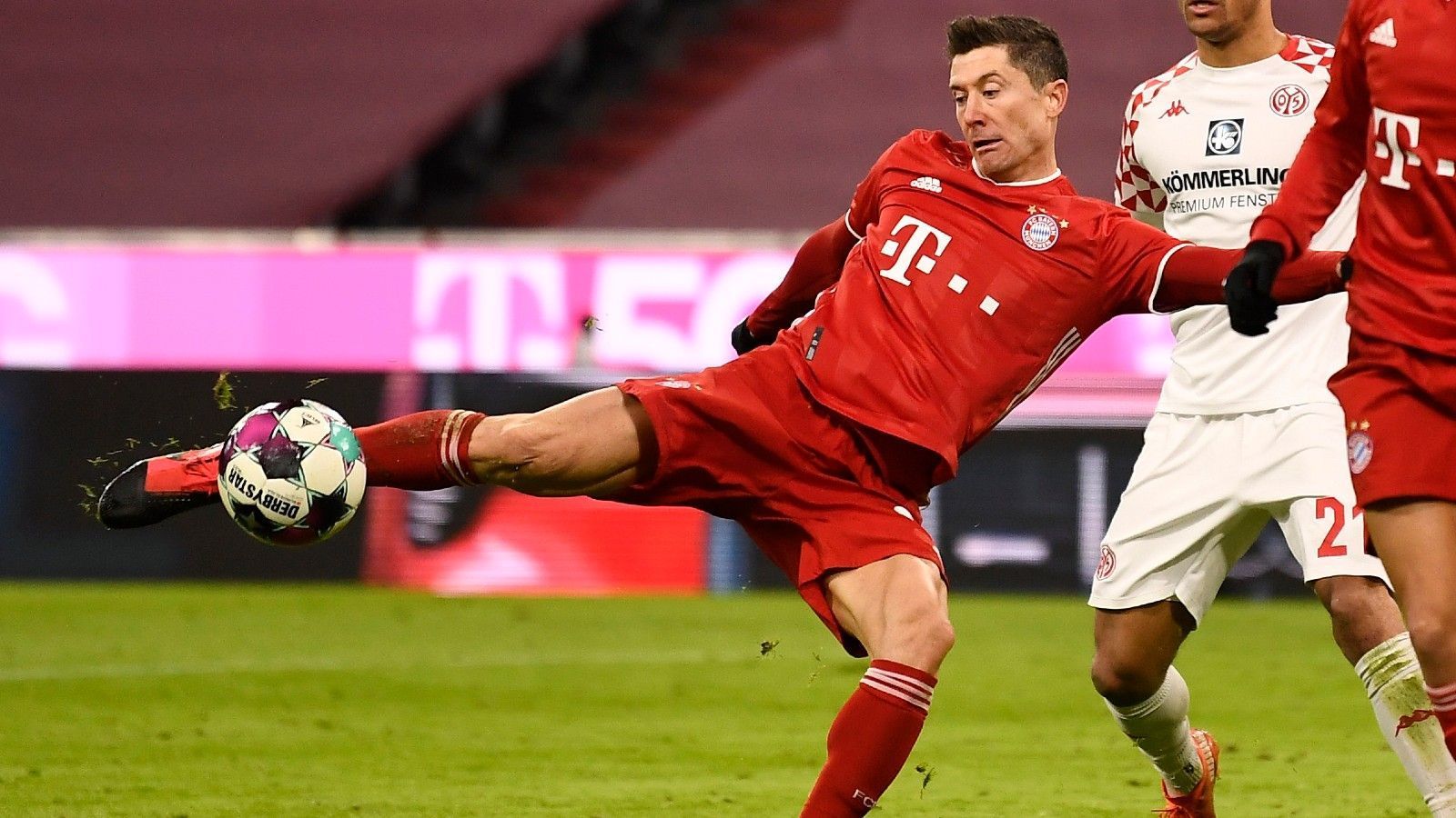 
                <strong>Robert Lewandowski</strong><br>
                Lange Zeit ist vom Weltfußballer kaum was zu sehen. Vergibt in der 36. Minute ersten Halbzeit aus aussichtsreicher Position gegen Dahmen. Bereitet den Anschlusstreffer von Kimmich per Kopfballverlängerung vor. Macht per Elfmeter seinen 18. Saisontreffer. Wenig später legt er per Volley zum 5:2 den 19. Treffer nach. ran.de-Note: 
              