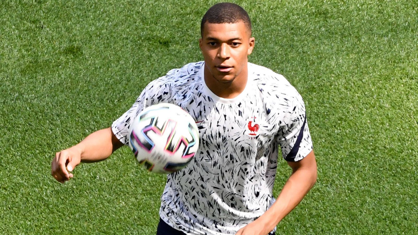 
                <strong>Kylian-Mbappe-Watch: So lief es für Frankreichs Star gegen Ungarn</strong><br>
                Frankreich zählt mit Stürmer-Star Kylian Mbappe zu den Topfavoriten bei der EM 2021. Wir haben uns seine Leistung im zweiten Gruppenspiel gegen Ungarn (1:1) genauer angeschaut. Der Mbappe-Watch. 
              