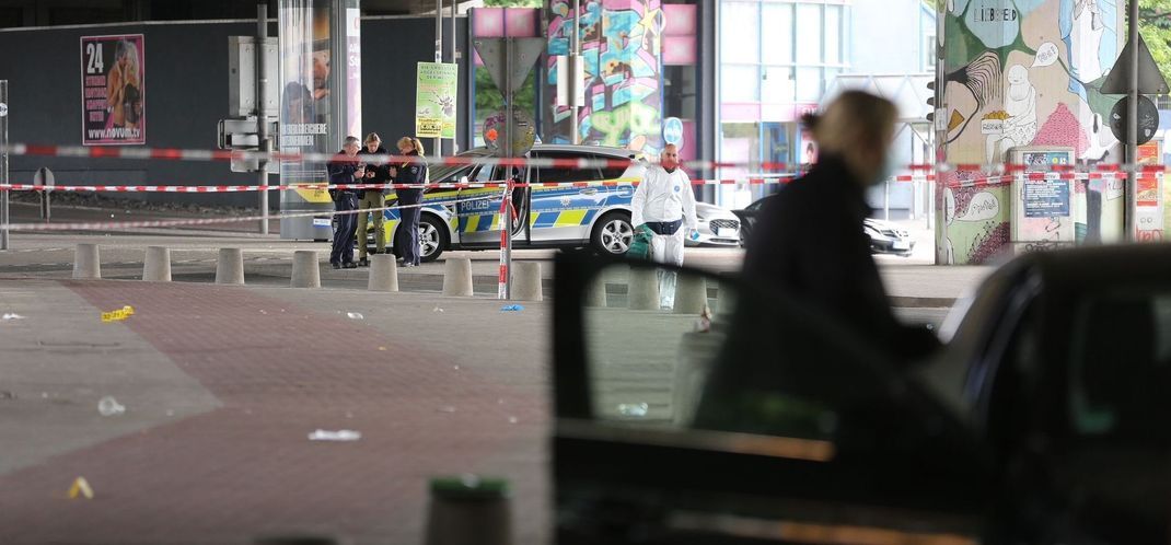 Ein Mann soll in Bielefeld mit einem scharfen Gegenstand mehrere Menschen verletzt haben.