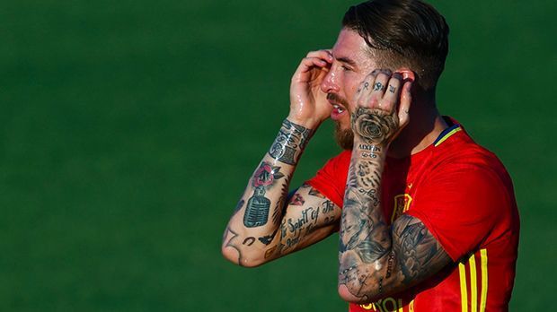 
                <strong>Sergio Ramos (Spanien)</strong><br>
                Sergio Ramos gehört zweifelsohne zu den bekanntesten Tattoo-Fanatikern unter Europas Fußballern. Selbst an seinen Händen und Fingern durfte die Nadel ran.
              