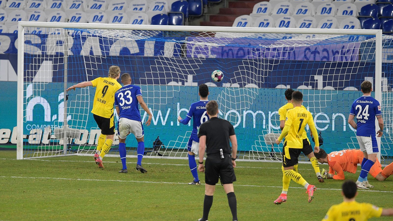 
                <strong>20. Februar 2021: Derbyklatsche </strong><br>
                Um die Saison als eine komplett zum Vergessen abzustempeln, kassieren die Schalker im Revierderby gegen Borussia Dortmund eine 0:4-Packung im eigenen Stadion. Es läuft wirklich alles schief. 
              