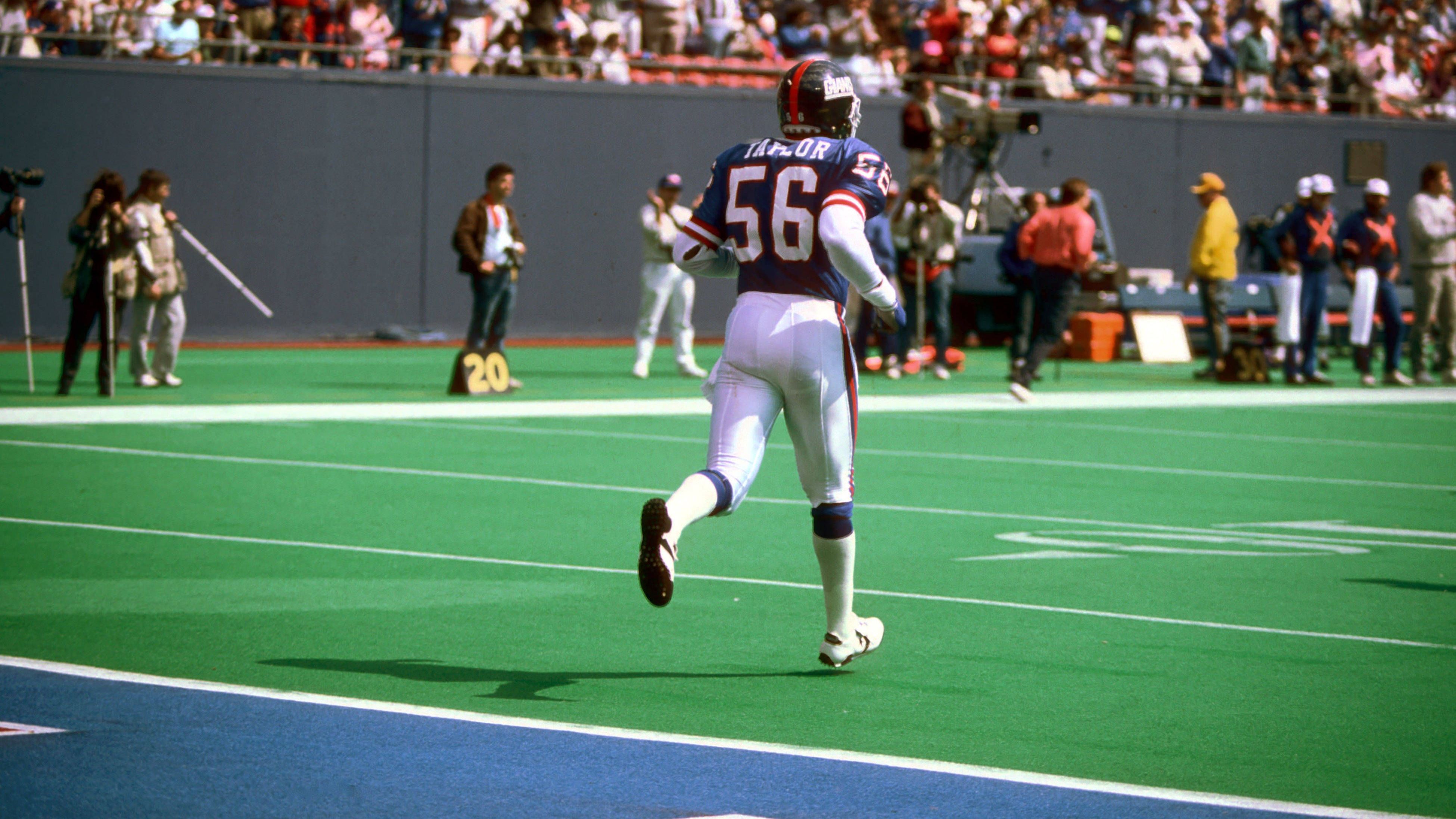 <strong>Rang 2: Lawrence Taylor (Linebacker - Giants)</strong><br>Er revolutionierte als Vorreiter die Position des Outside Linebackers, als er das Spiel auf vielfältige Weise beeinflusste. Lawrence spezialisierte sich darauf, Quarterbacks von hinten zu tacklen, bevor sie den Ball abgeben konnten. Seine Fähigkeiten als Pass Rusher fürhten dazu, dass Left Tackles höher wertgeschätzt wurden. Washington-QB Joe Theisman musste einst seine Karriere beenden, nachdem Taylor ihm das Bein gebrochen hatte.