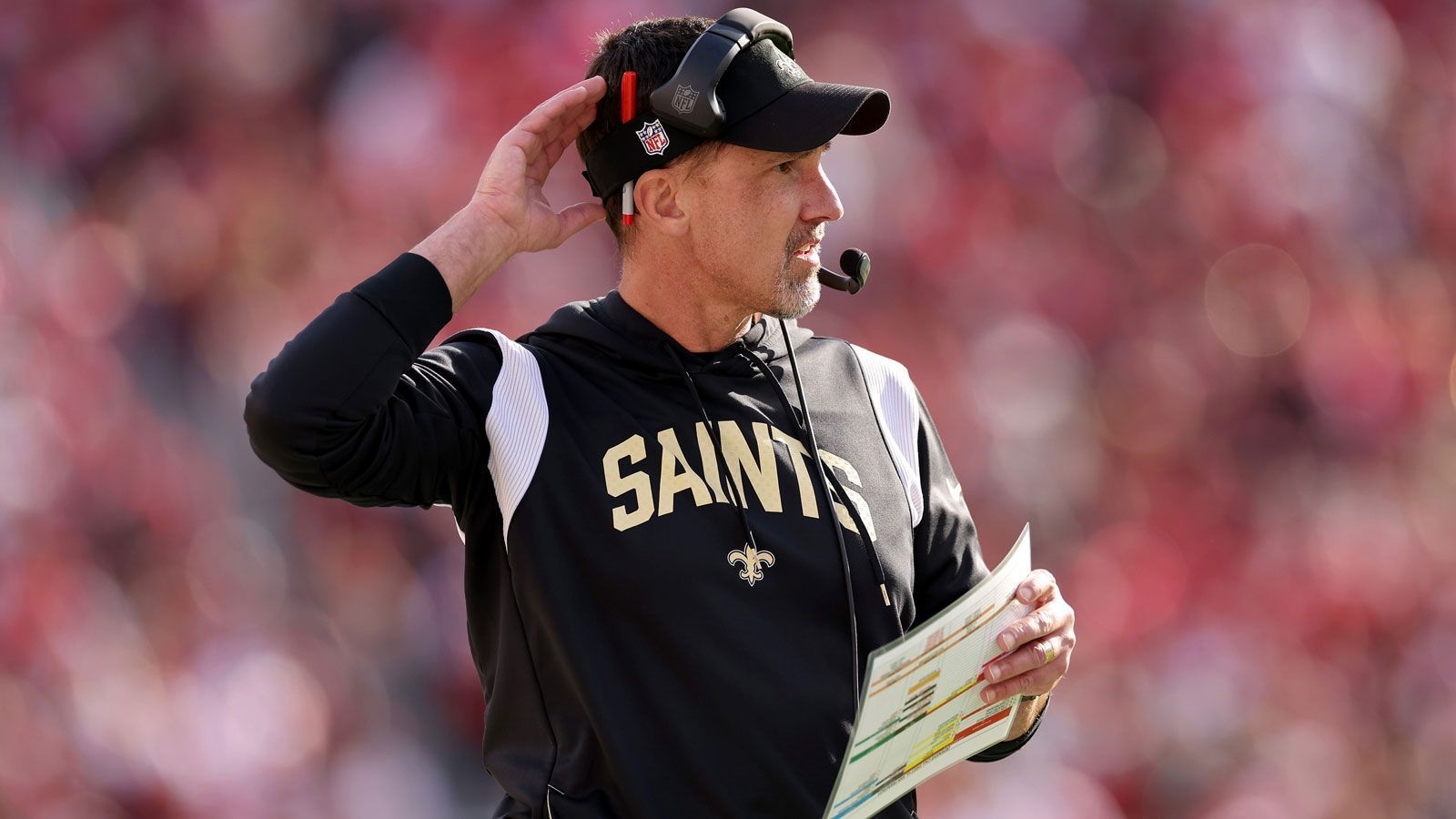 <strong>14. Platz (geteilt): Dennis Allen</strong><br>
                • Team: New Orleans Saints<br>• Im Amt seit: 2022<br>• Regular-Season-Bilanz: 16-18<br>• Vorherige Stationen: Broncos-DC (2011), Raiders-HC (2012-2014), Saints-DC (2015-2021)