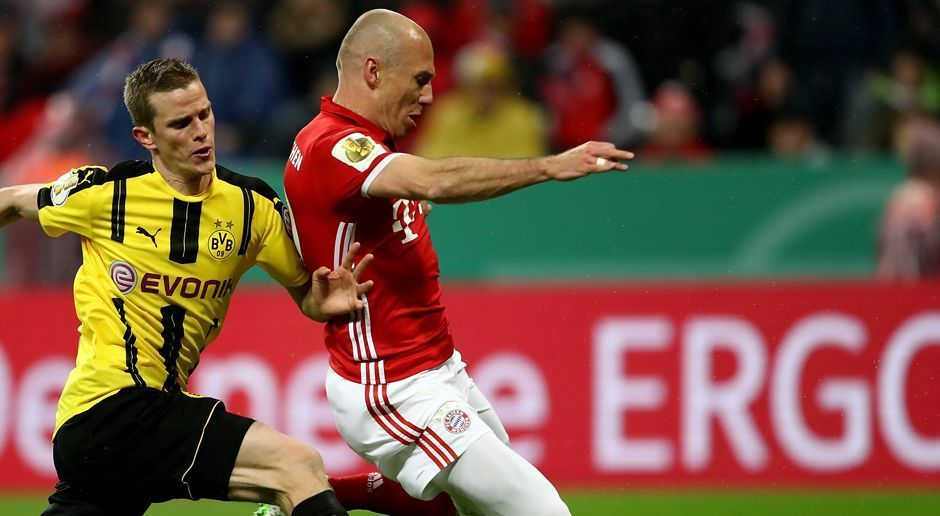 
                <strong>Arjen Robben</strong><br>
                Der Niederländer steht deutlich im Schatten von Ribery und wird seltener eingebunden als sein Pendant auf dem Flügel. Bei einem BVB-Freistoß holt er sich völlig unnötig eine Verwarnung wegen Diskutierens ab. Steigert sich nach der Pause und hat nach einem Sprint sogar das 3:1 auf dem Fuß. Wenig später verhindert Benders Fußspitze Robbens Treffer. Nicht einmal mit seinem geliebten Schlenzer trifft der Linksfuß. Zur Krönung scheitert er auch aus kurzer Distanz unter Druck an Bürki. ran-Note: 4
              