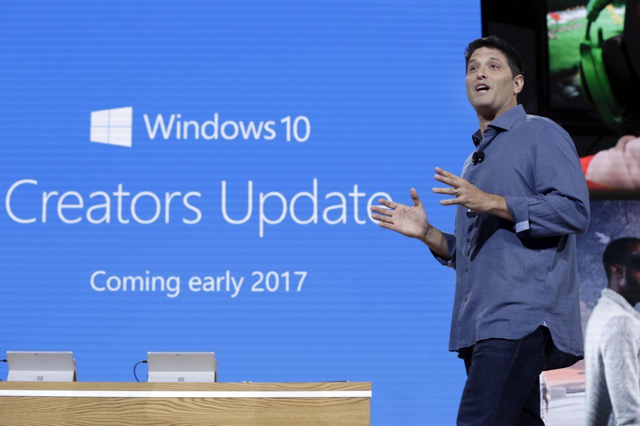 Diese Einfachheit behält Microsoft auch im Logo zu Windows 10 bei. Hier siehst du Terry Myerson, damaliger Vizepräsident von Microsoft, bei einer Medienveranstaltung im Jahr 2016.